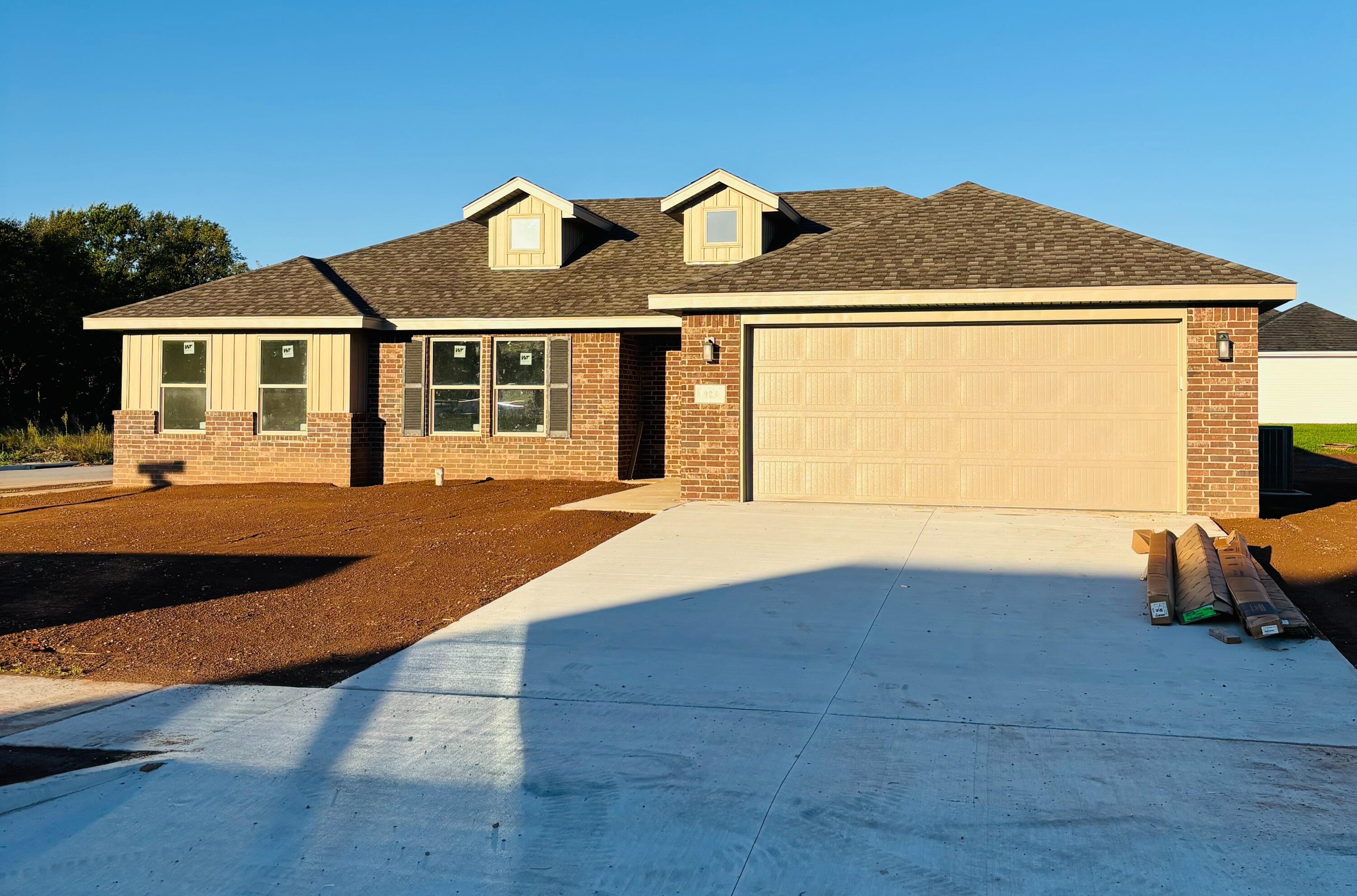 923 North Labrador Avenue Property Photo 1