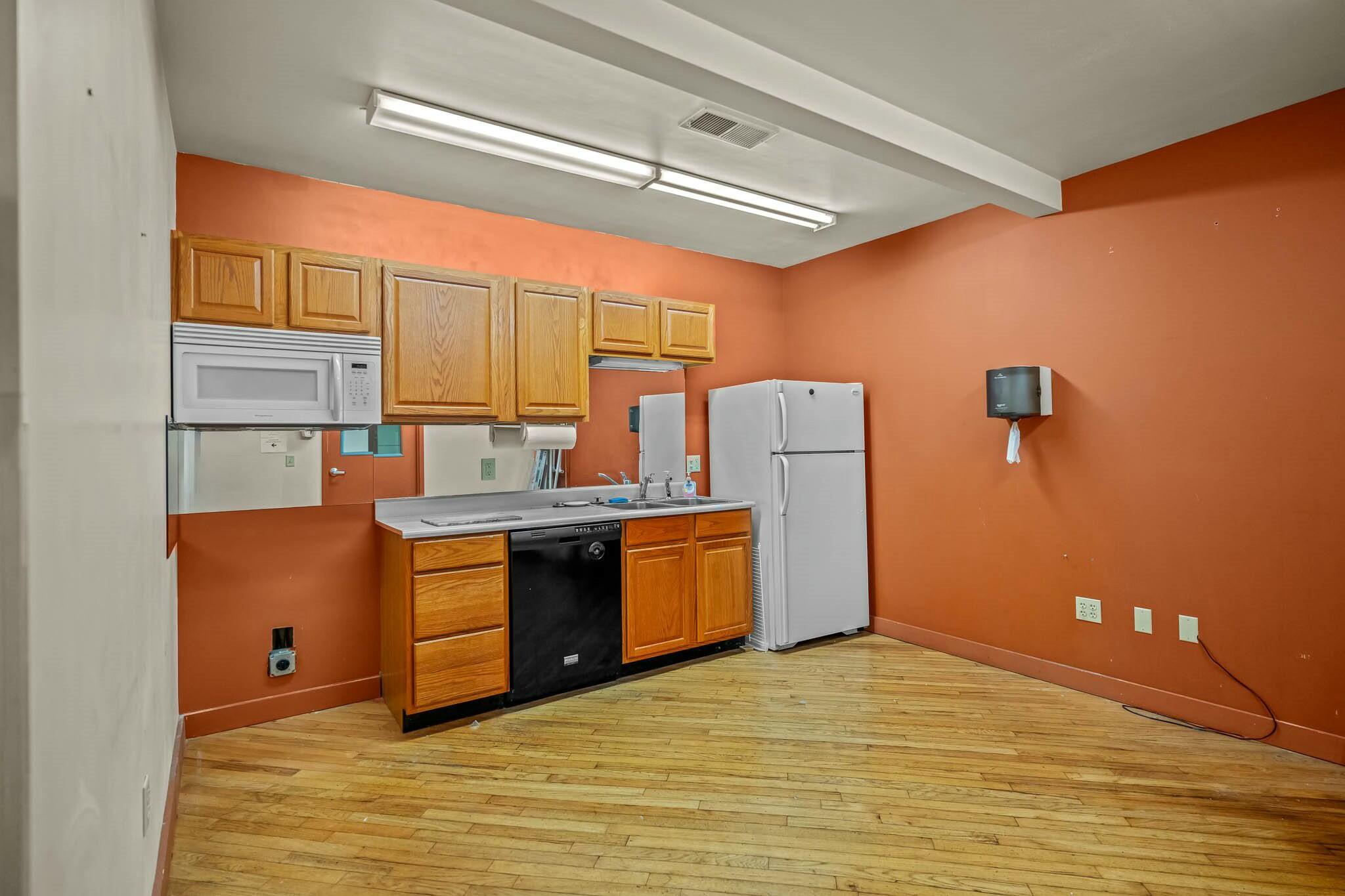 229 East Commercial Street Property Photo 19