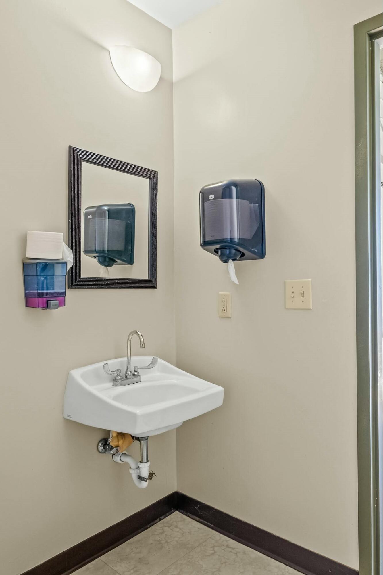 229 East Commercial Street Property Photo 53