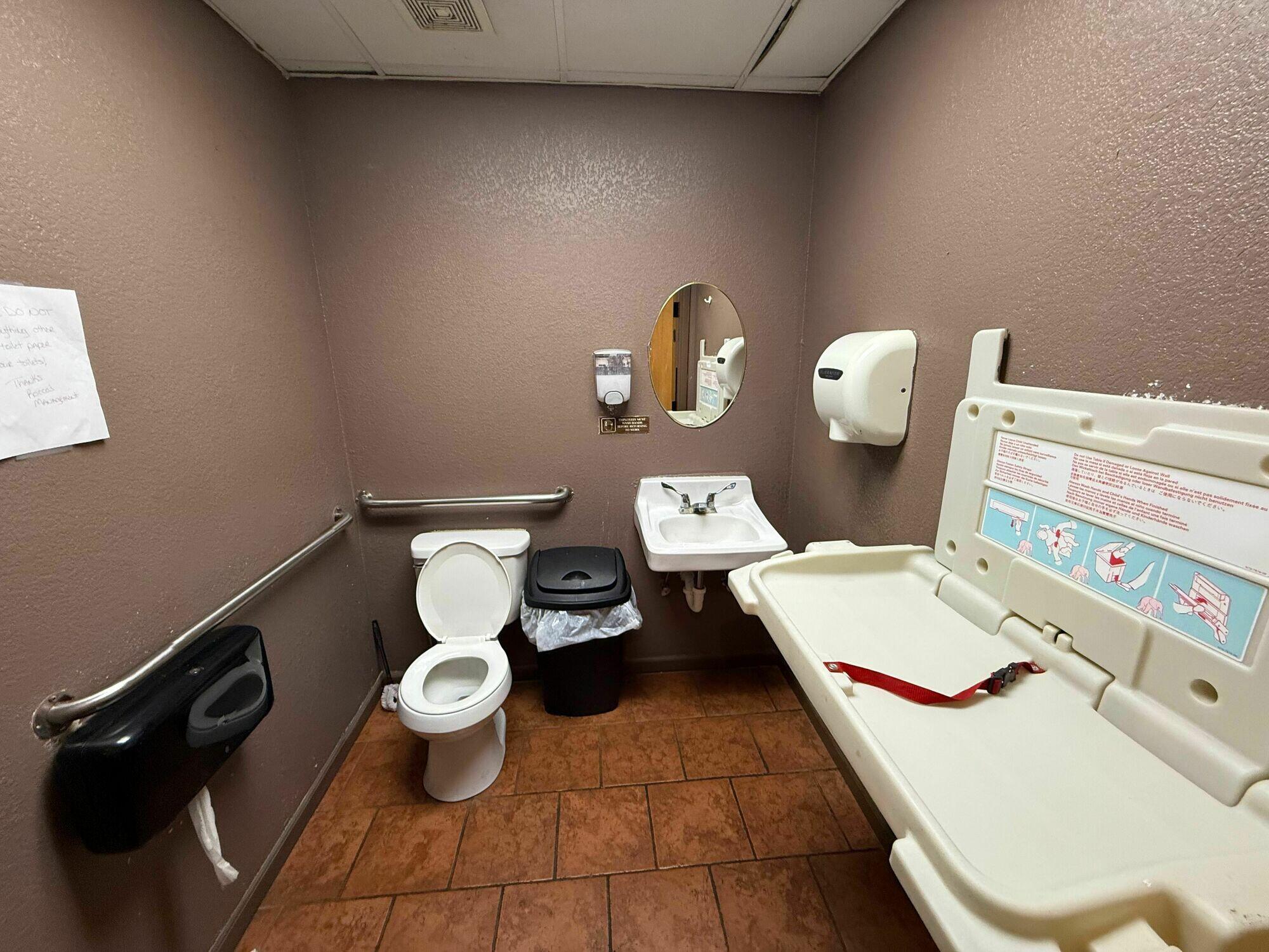 834 East Division Street Property Photo 32