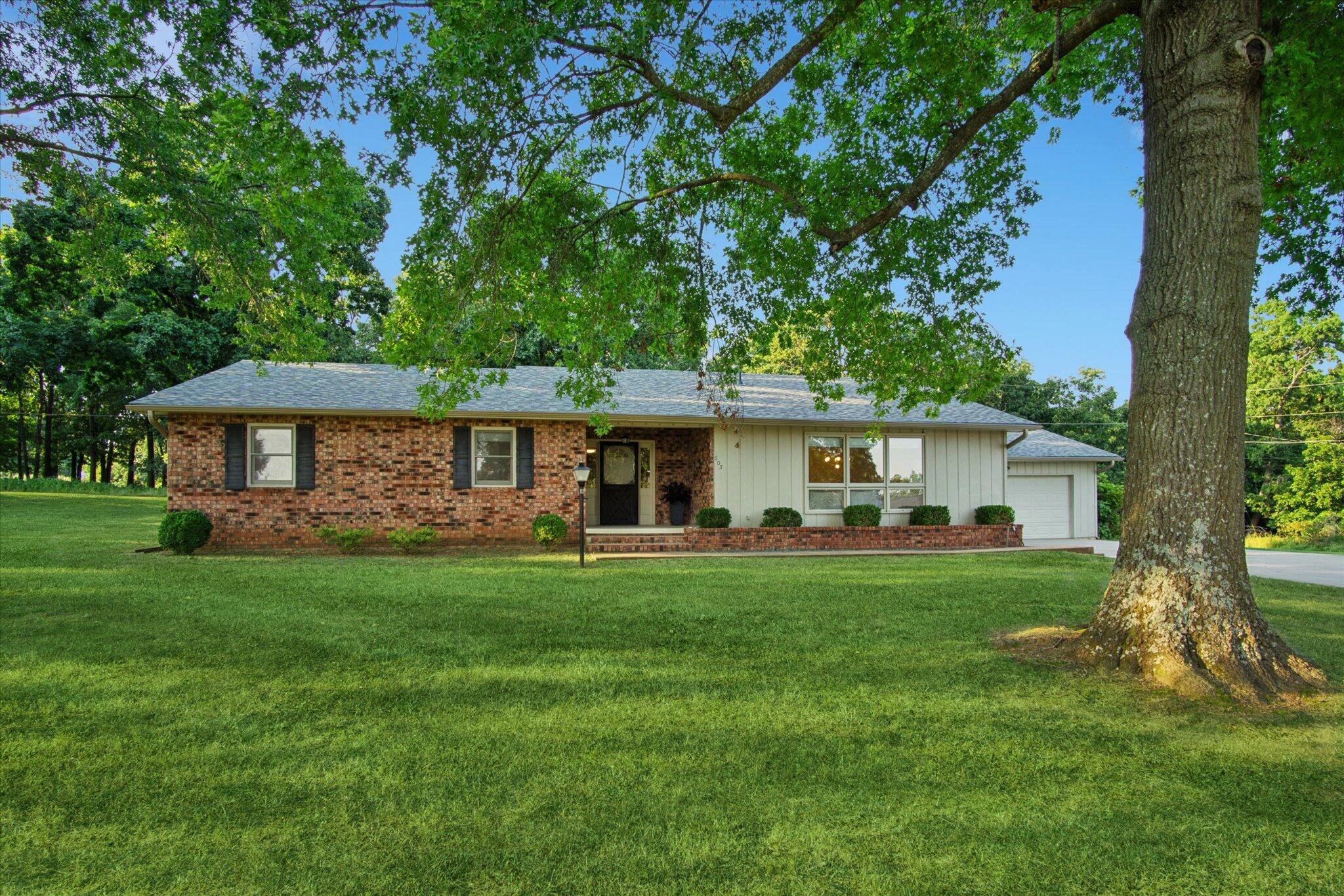 605 East Hillcrest Street Property Photo 1