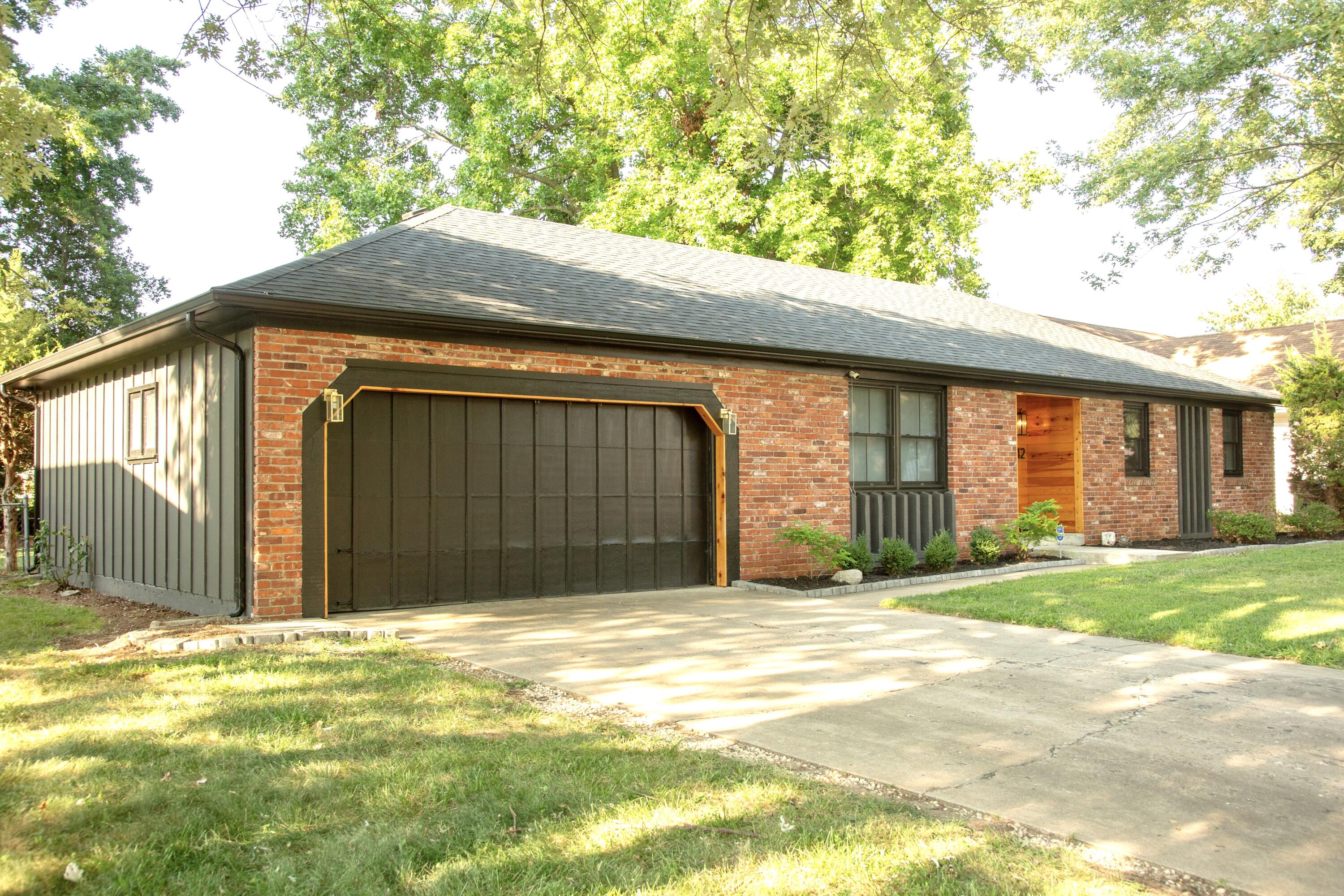 1142 East East Woodland Street Street