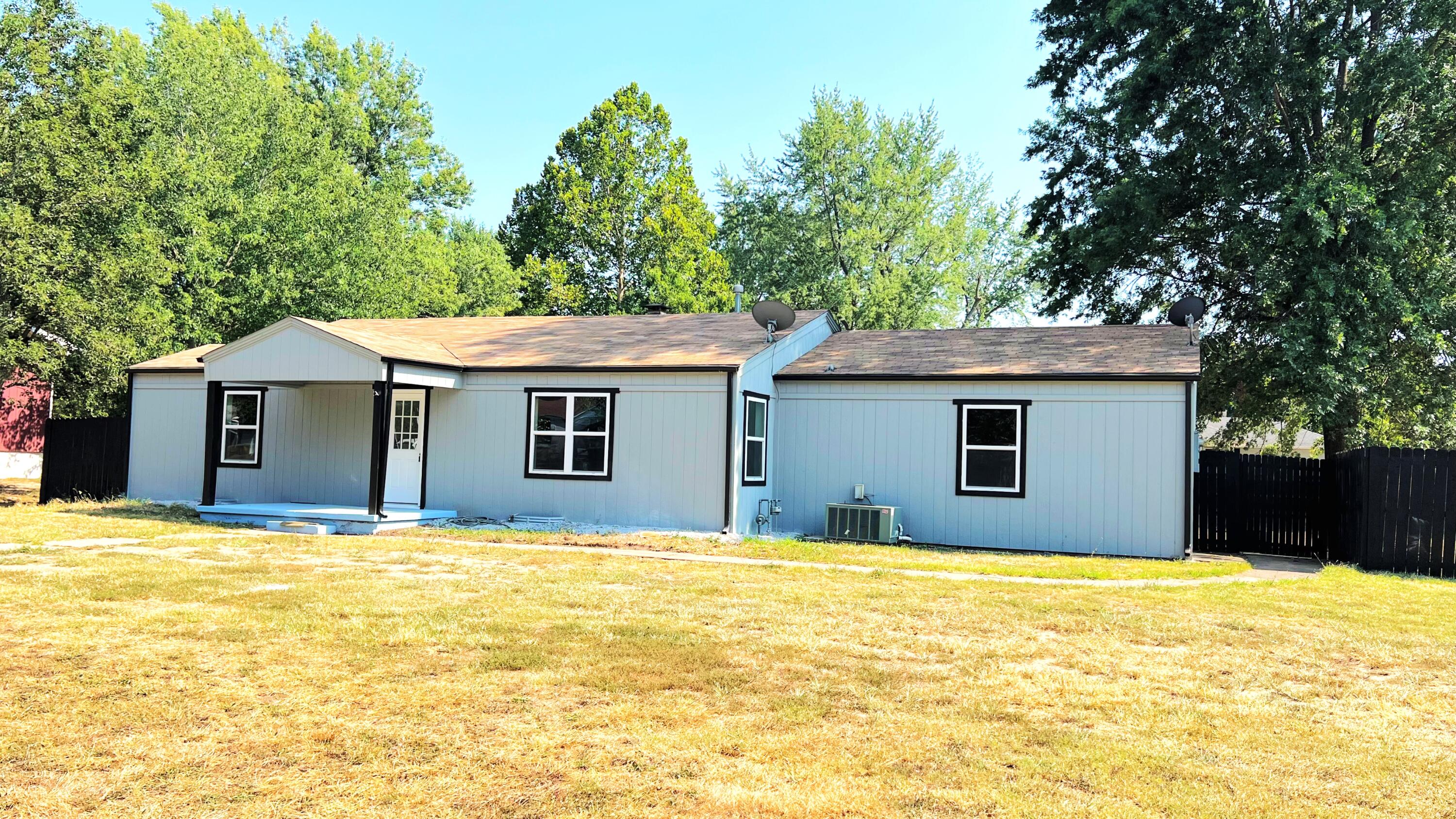 467 West County Street Property Photo 1