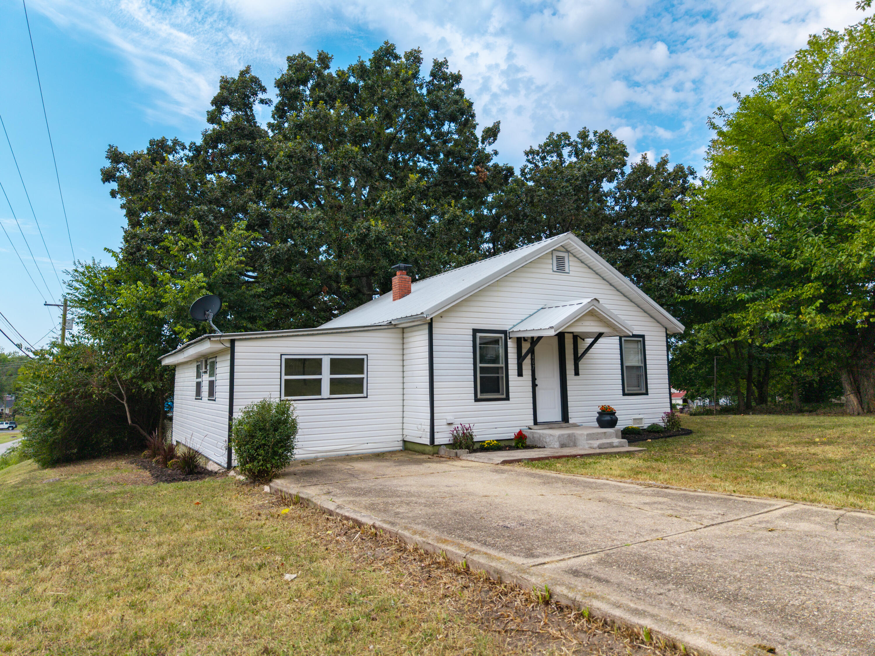 407 Grand Avenue Property Photo 2