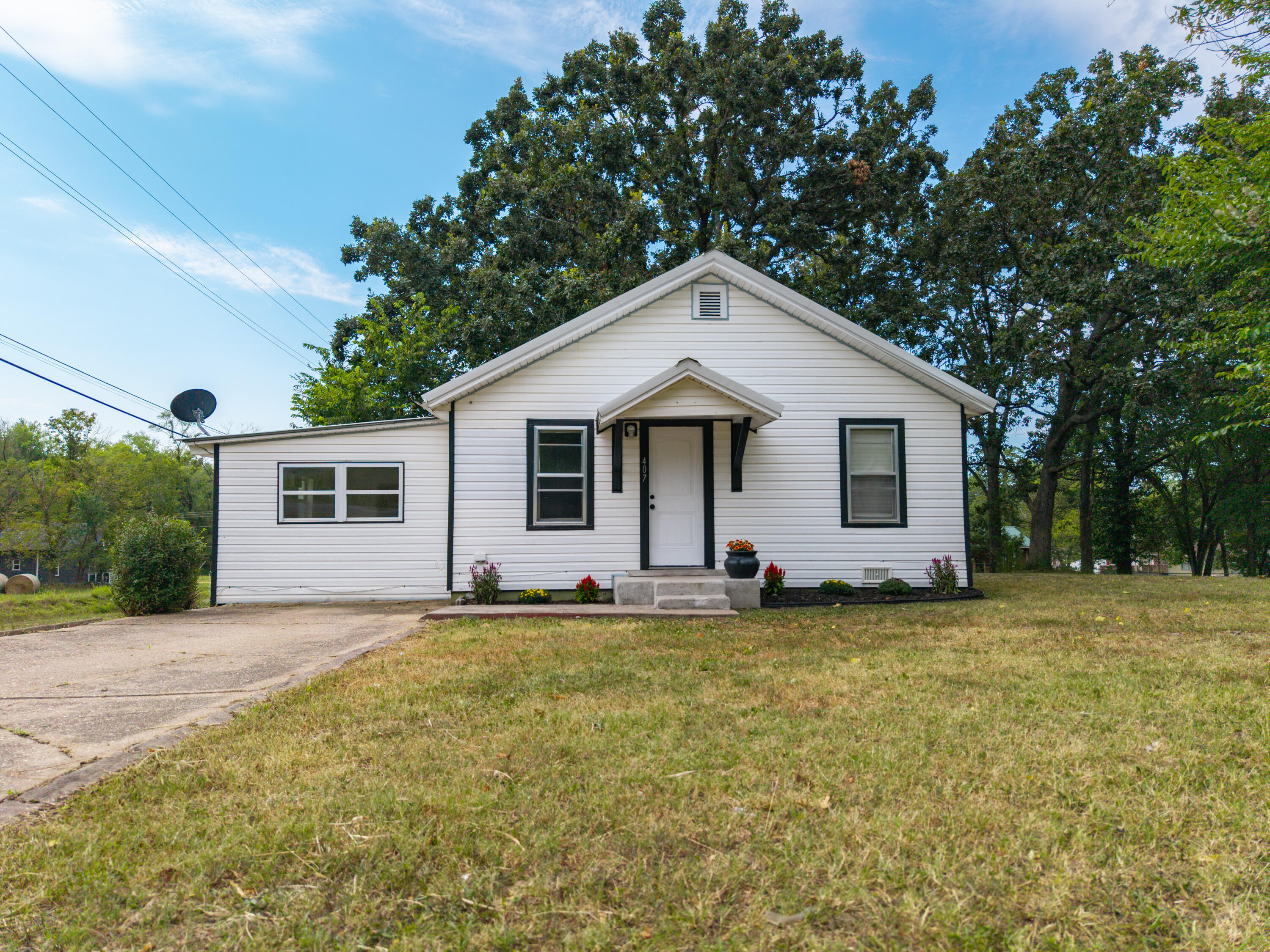 407 Grand Avenue Property Photo 3