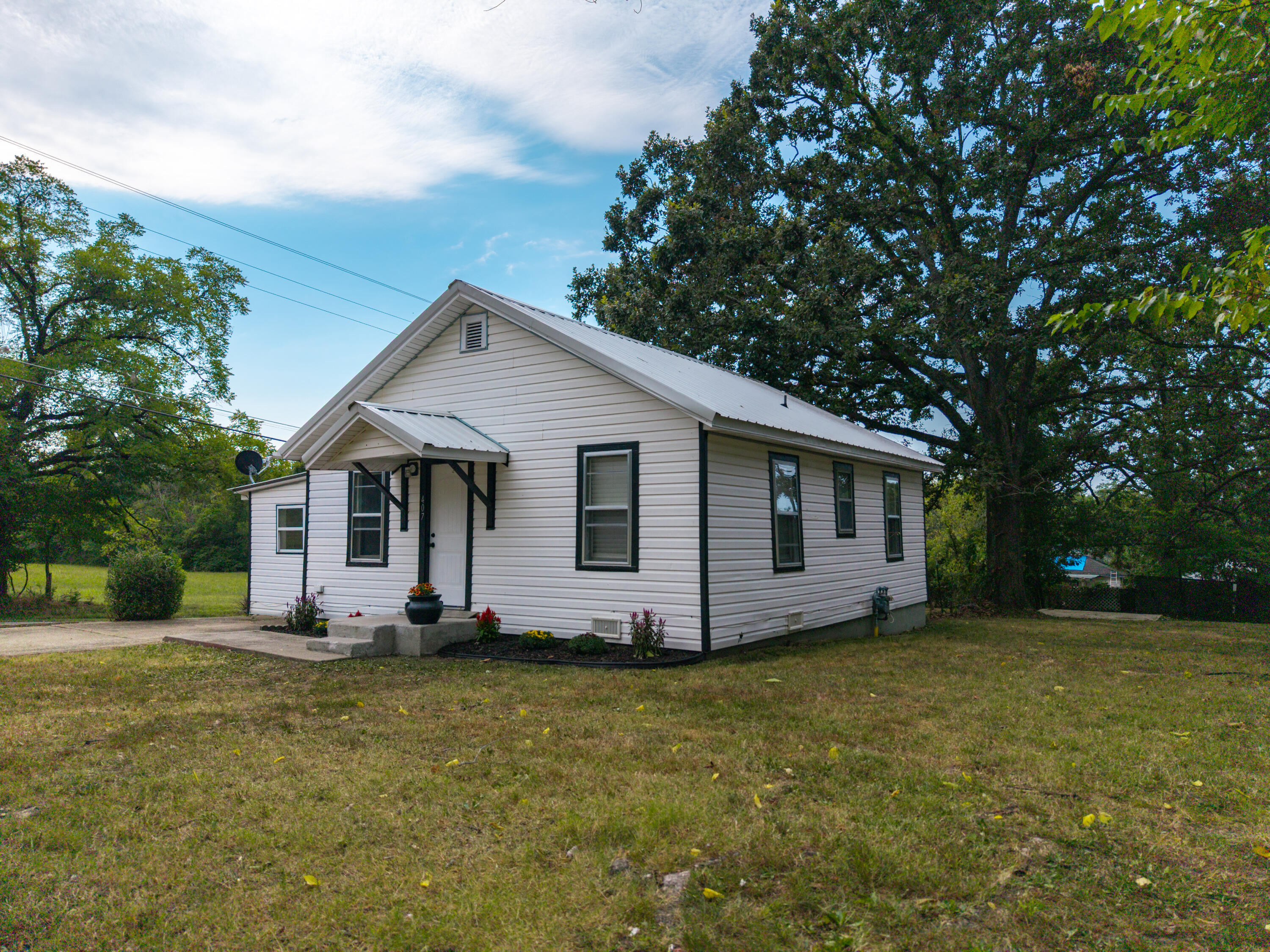 407 Grand Avenue Property Photo 4