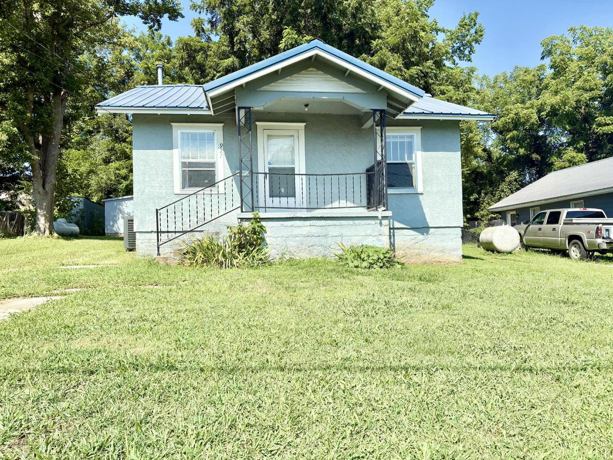 927 Maple Ave Property Photo 1