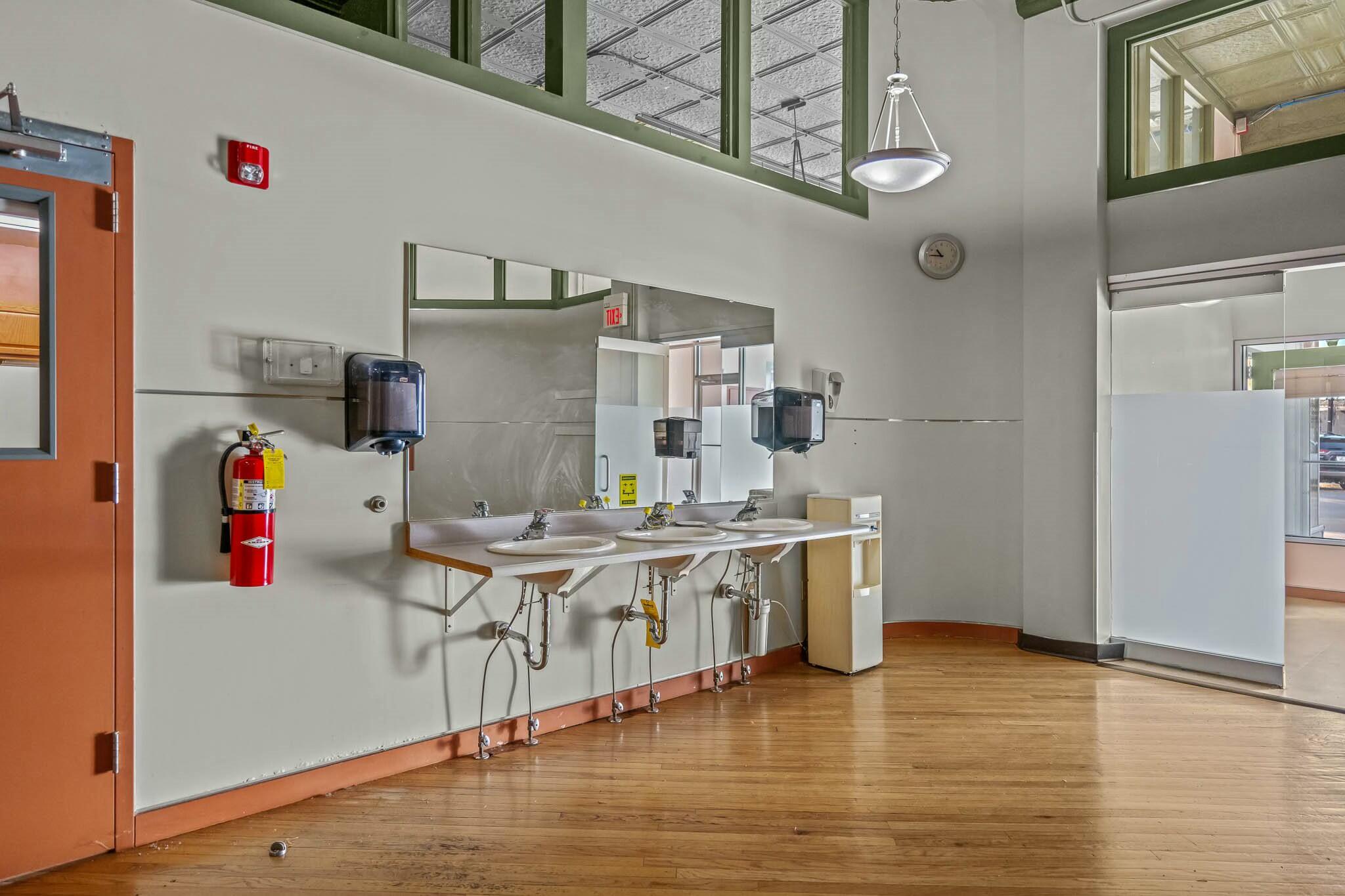 229 East Commercial Street Property Photo 20