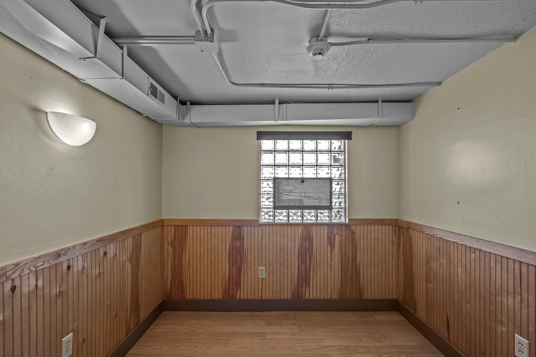 229 East Commercial Street Property Photo 31