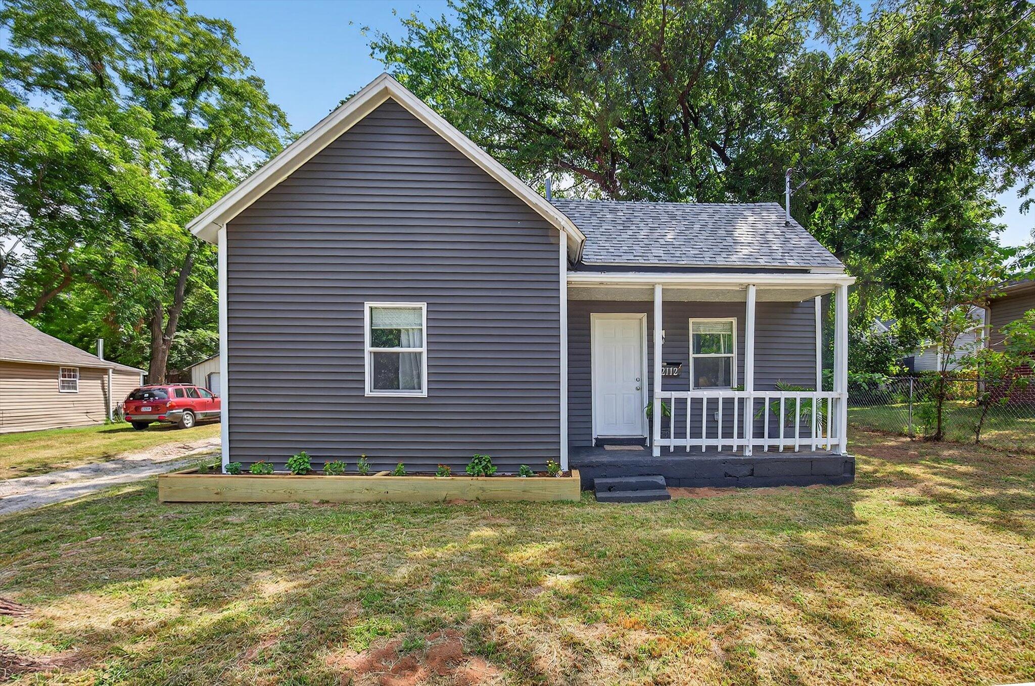 2112 North Summit Avenue Property Photo 1