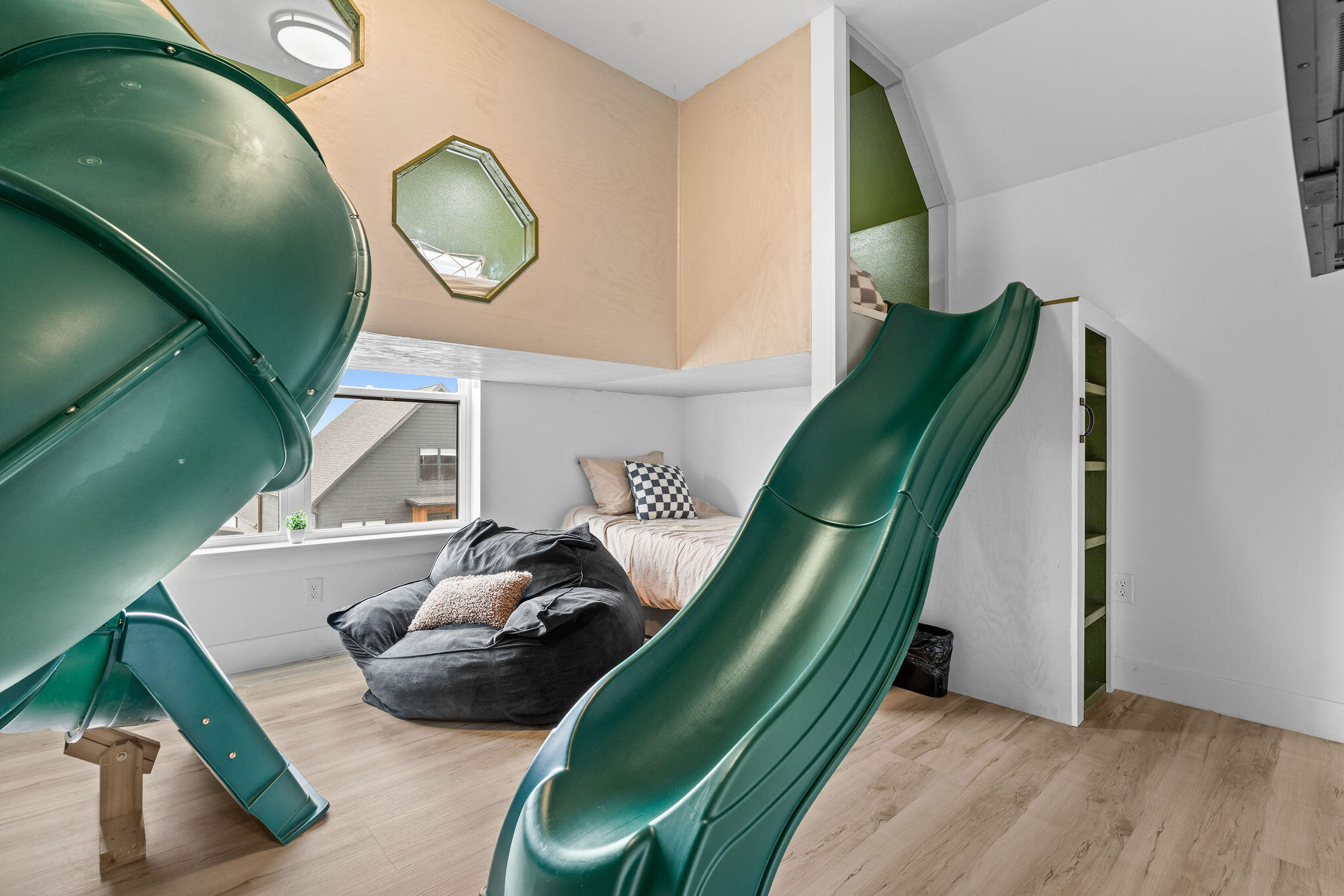 355 Poolside Pass Property Photo 16