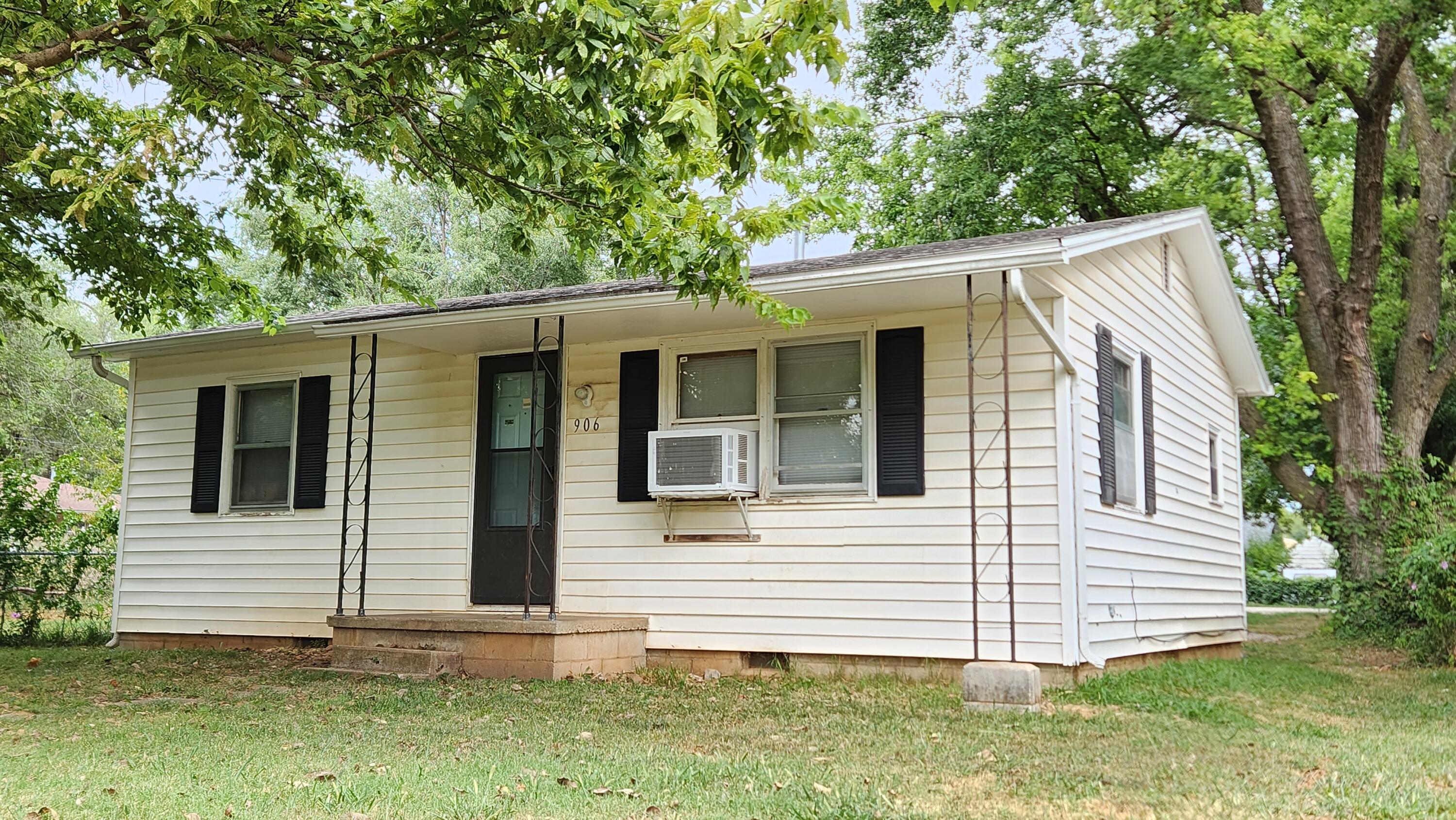906 South Kansas Avenue Property Photo 1