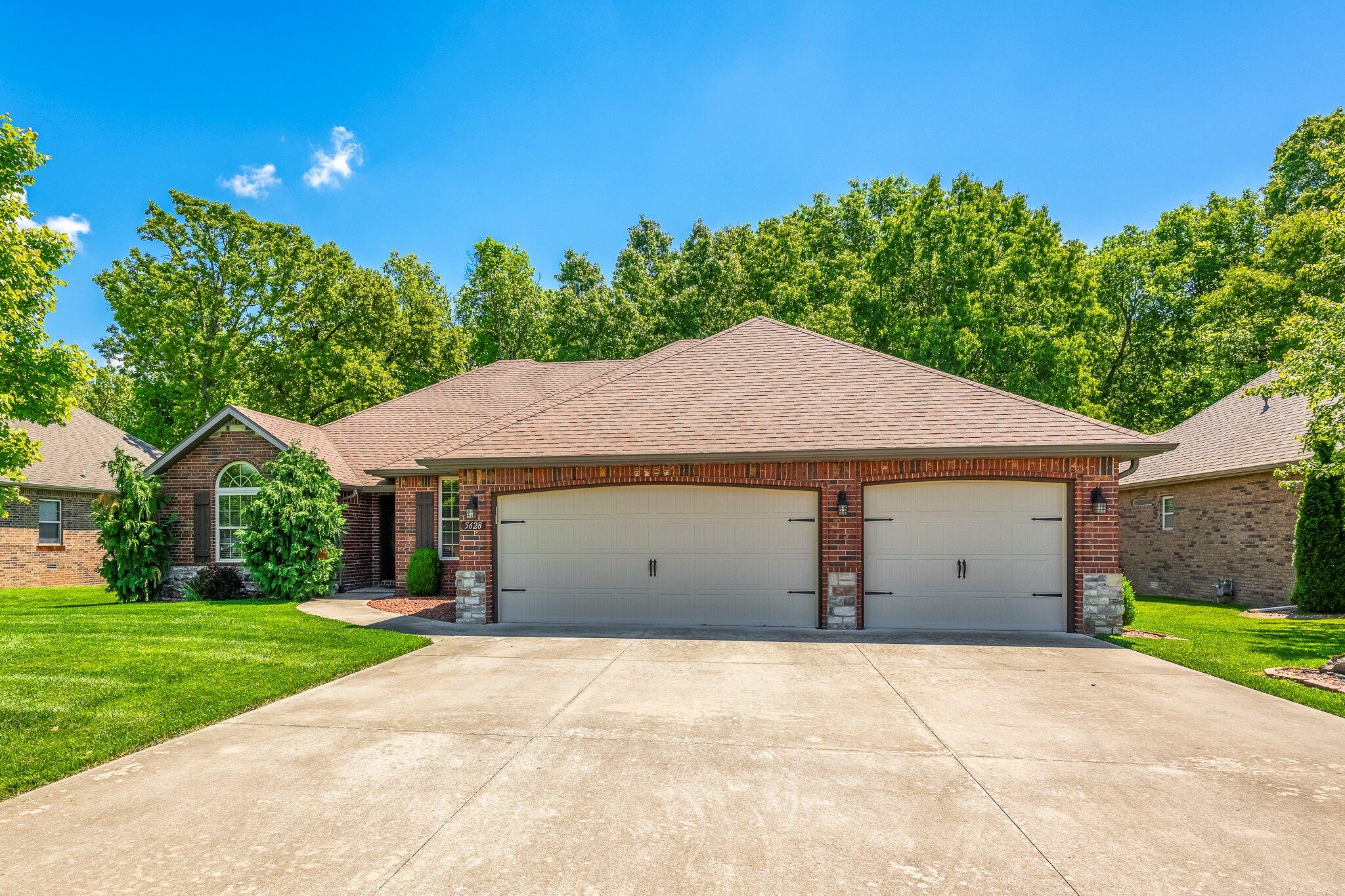 5628 South Winsor Drive Property Photo 1