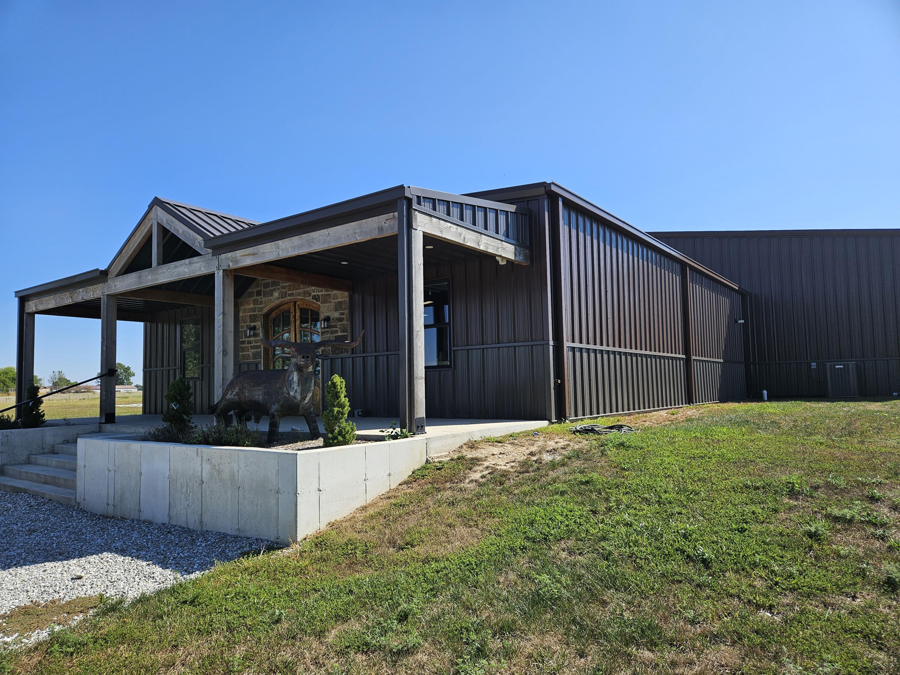 19586 Lawrence 1230 Property Photo 3