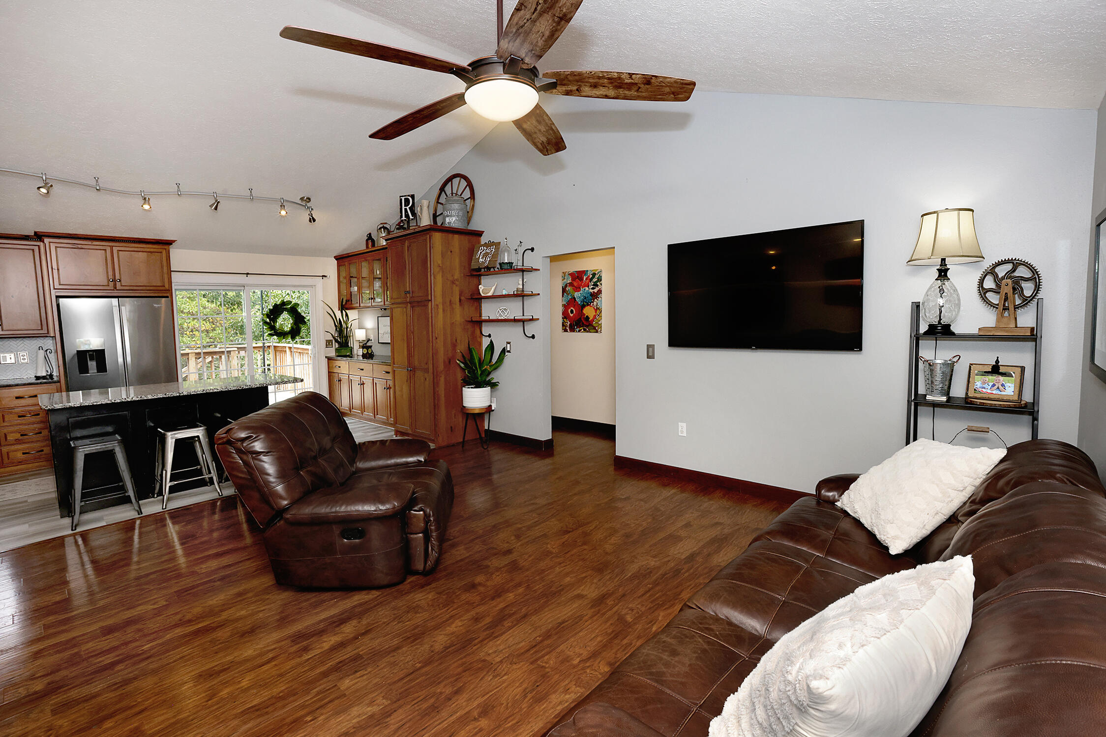 735 Poplar Court Property Photo 4