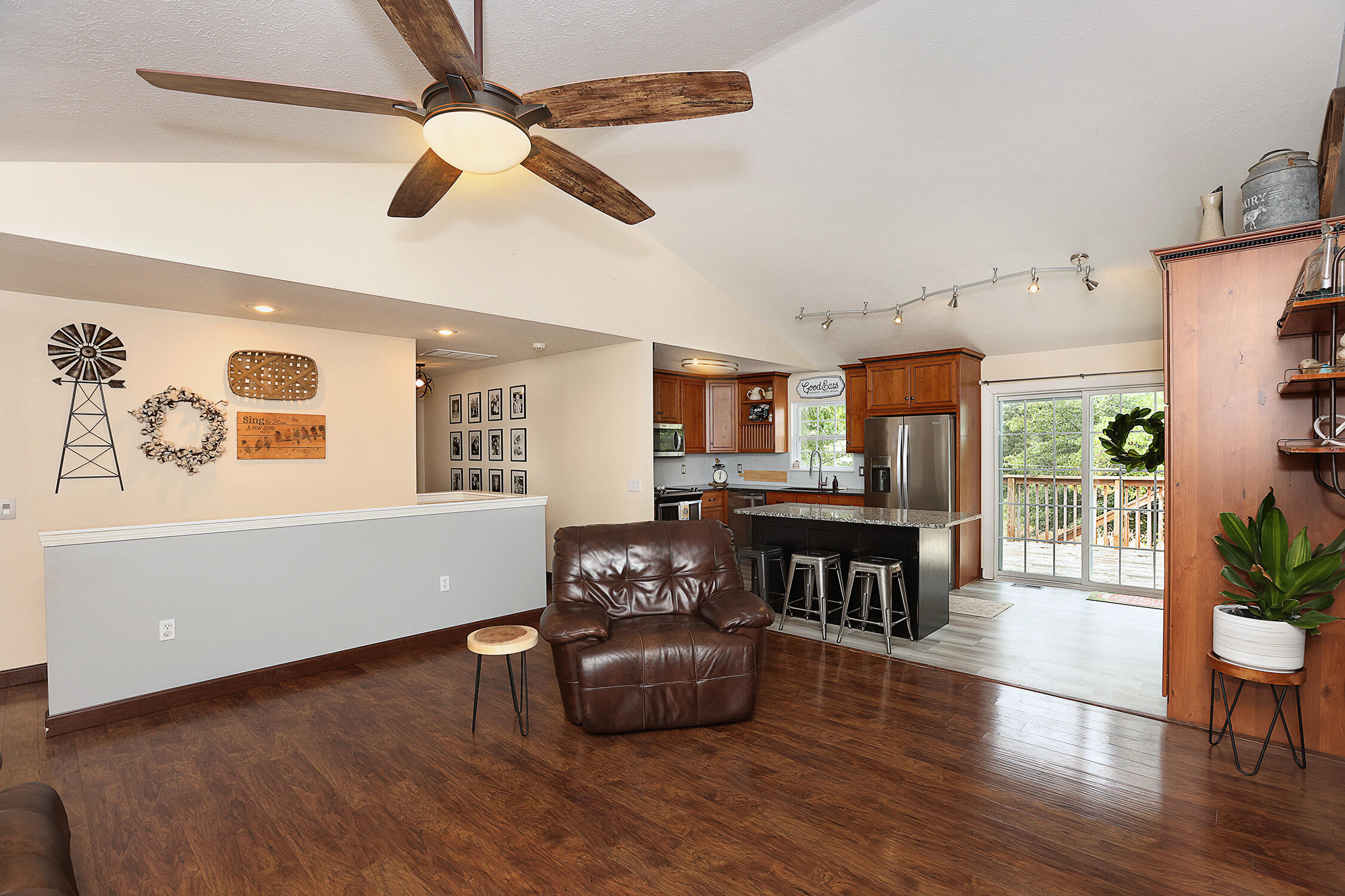 735 Poplar Court Property Photo 5