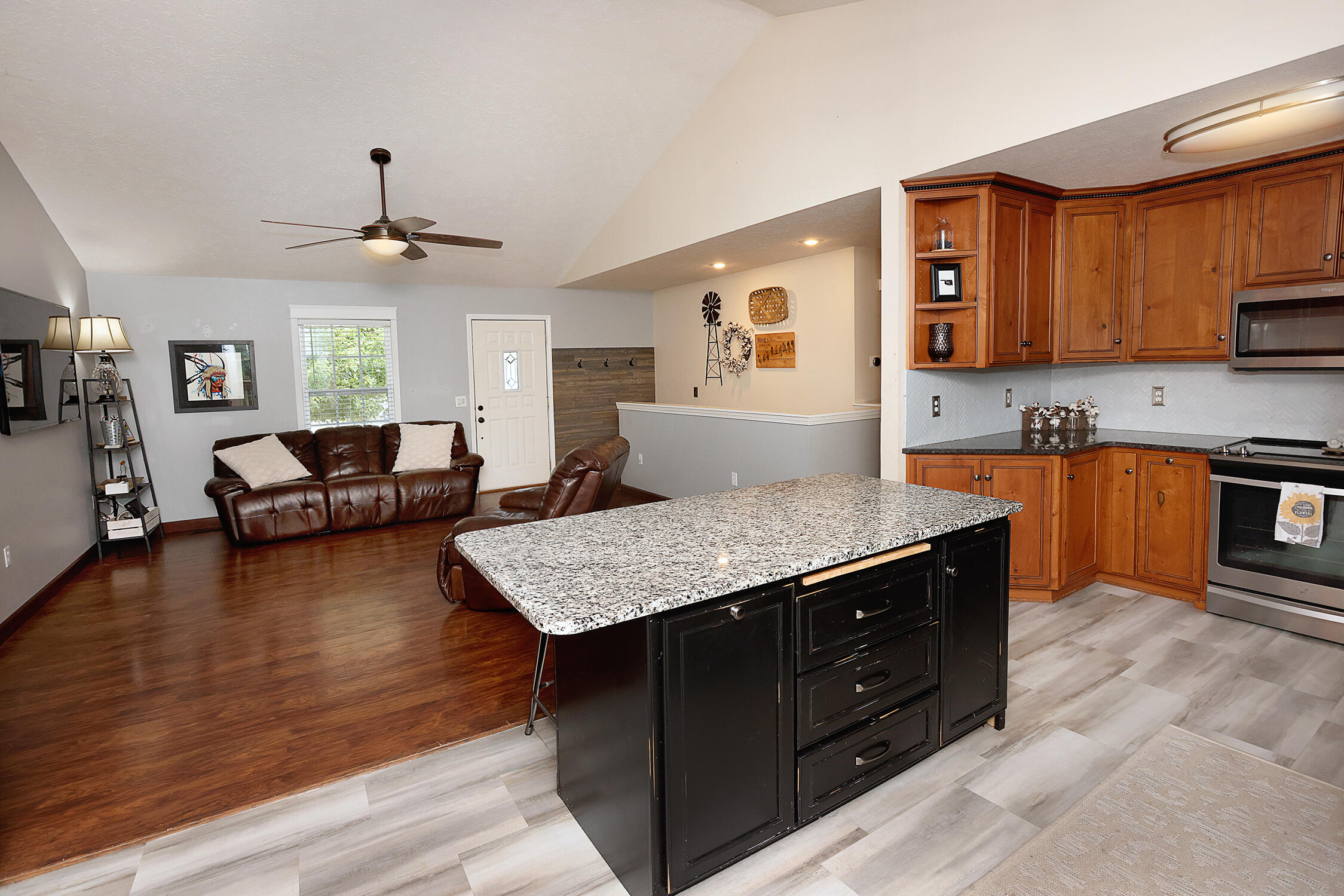 735 Poplar Court Property Photo 6