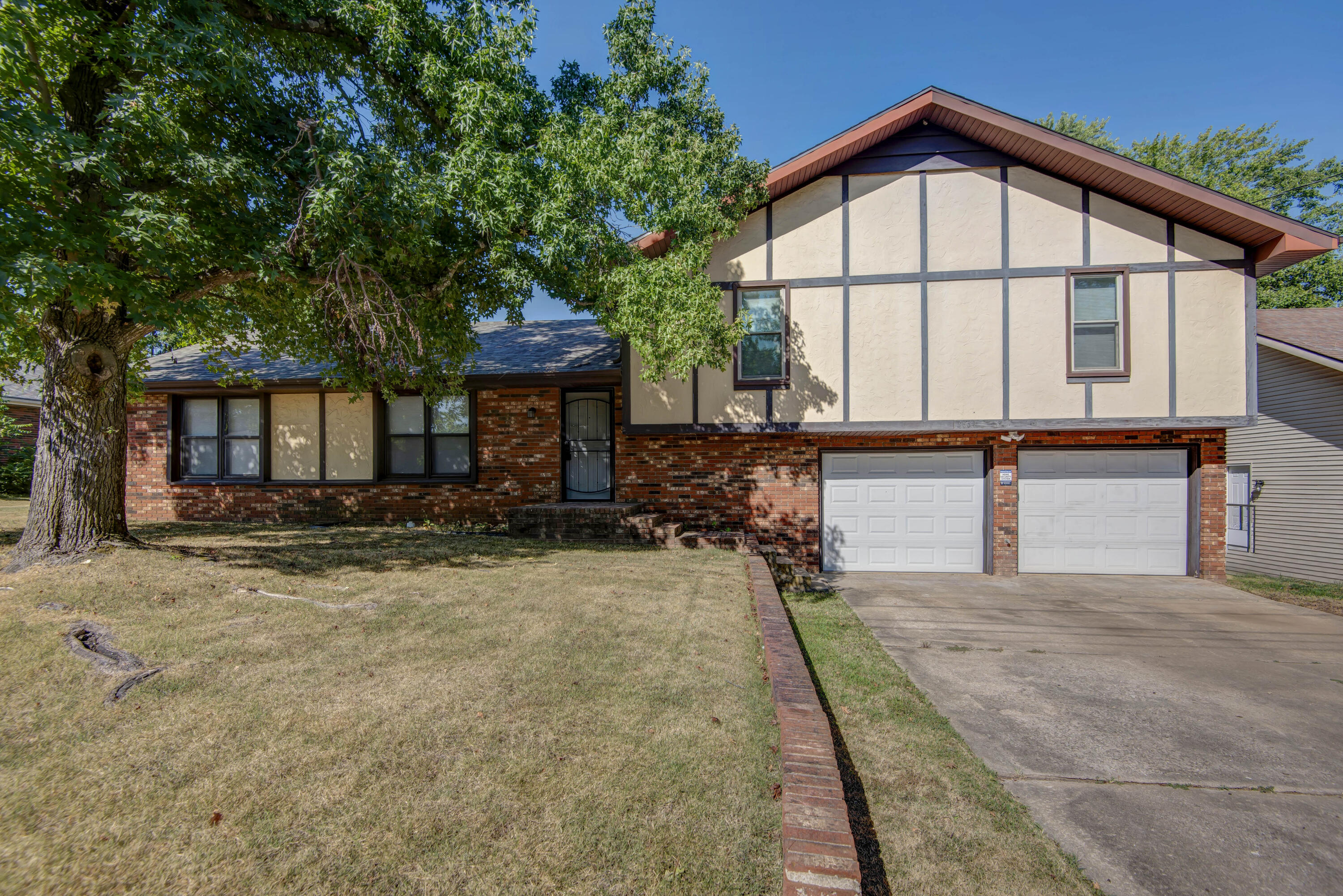 3839 North Stewart Avenue Property Photo 1