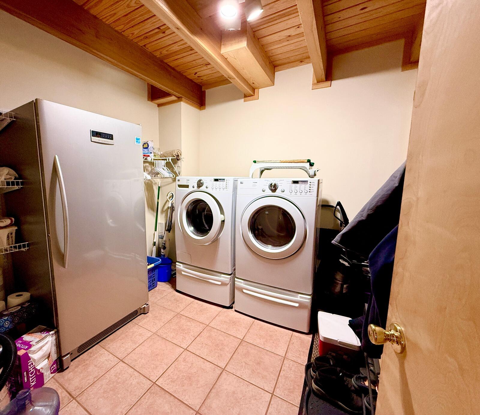 300 Round Up Lane Property Photo 15