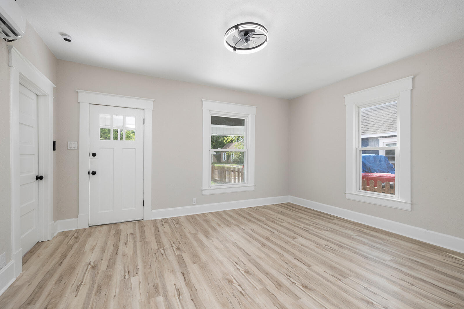 905 North Eagle Avenue Property Photo 3