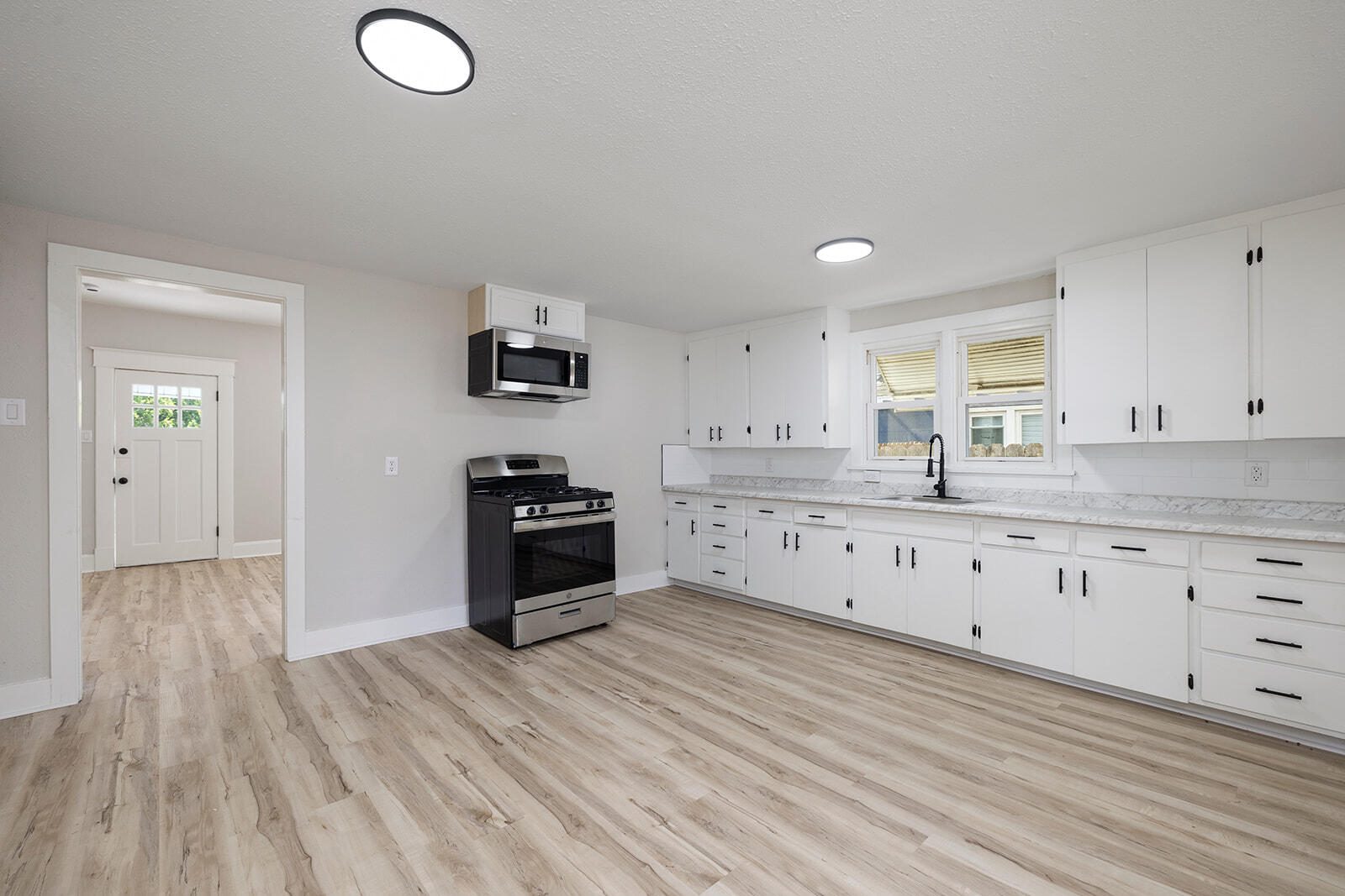 905 North Eagle Avenue Property Photo 7