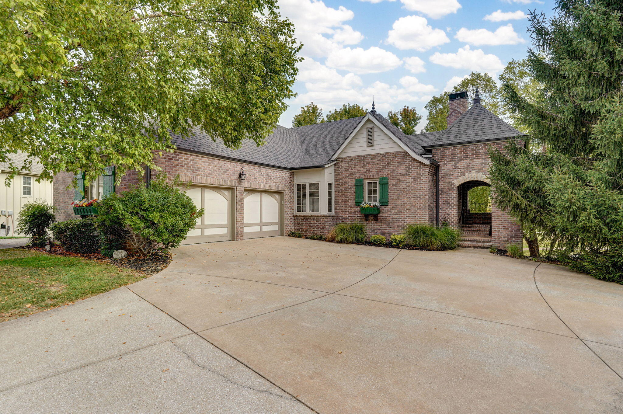 823 East Donegal Circle Property Photo 1