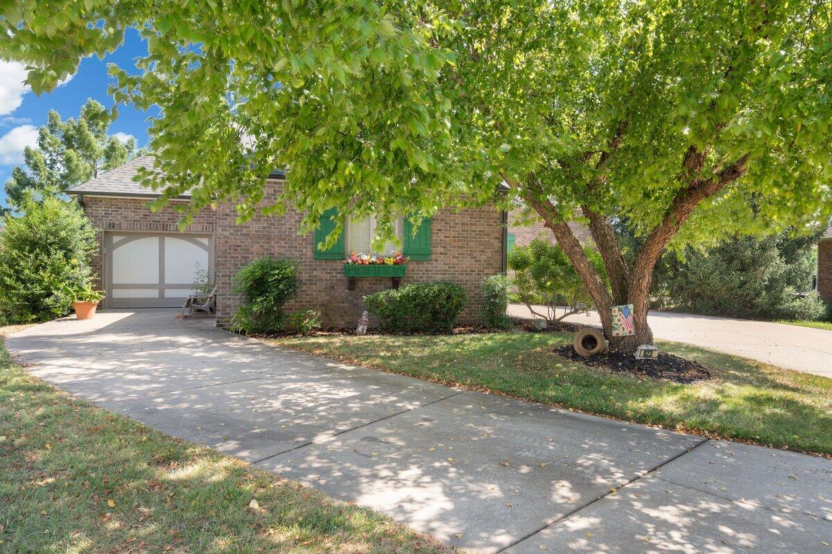 823 East Donegal Circle Property Photo 3