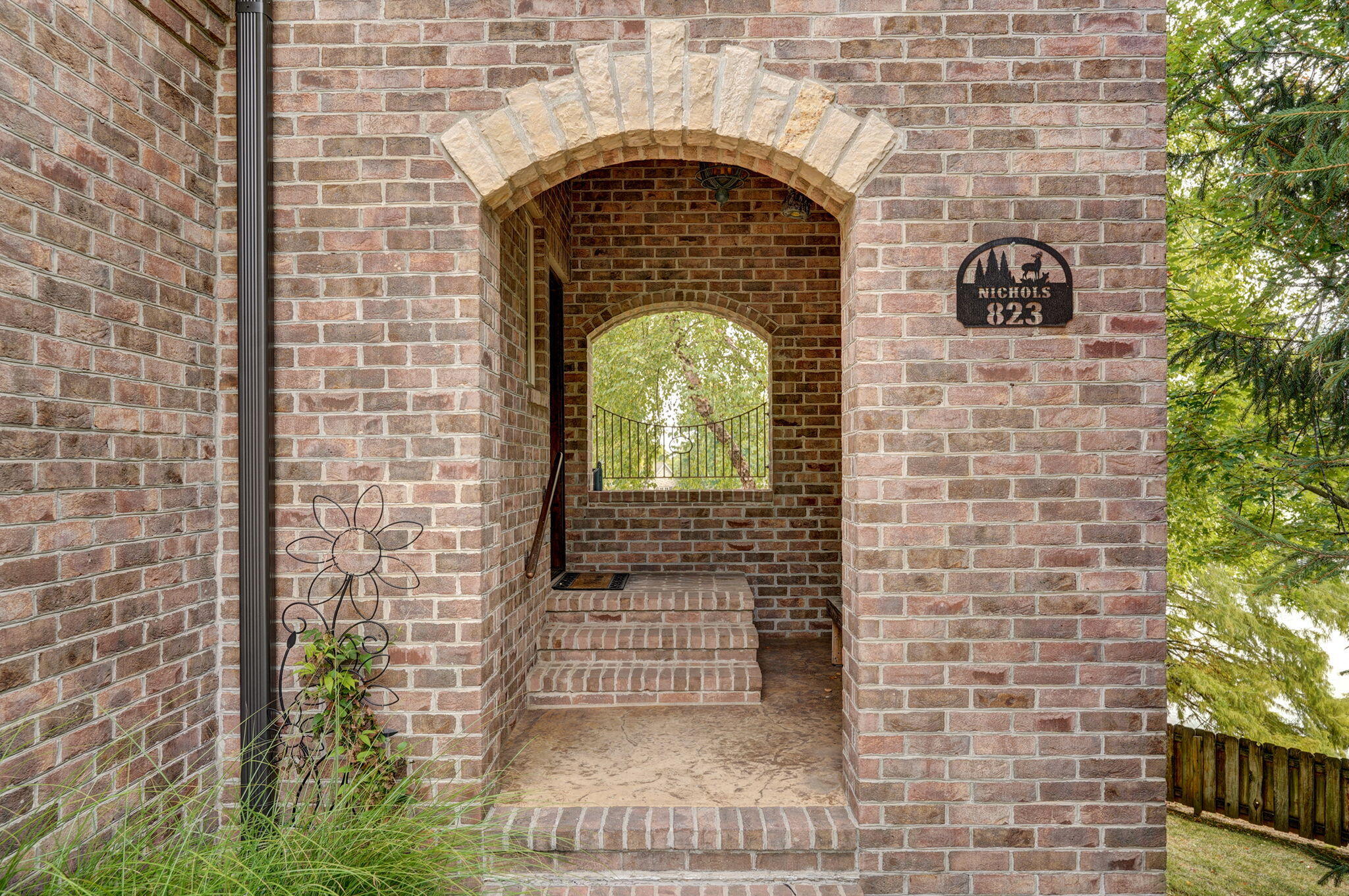 823 East Donegal Circle Property Photo 5