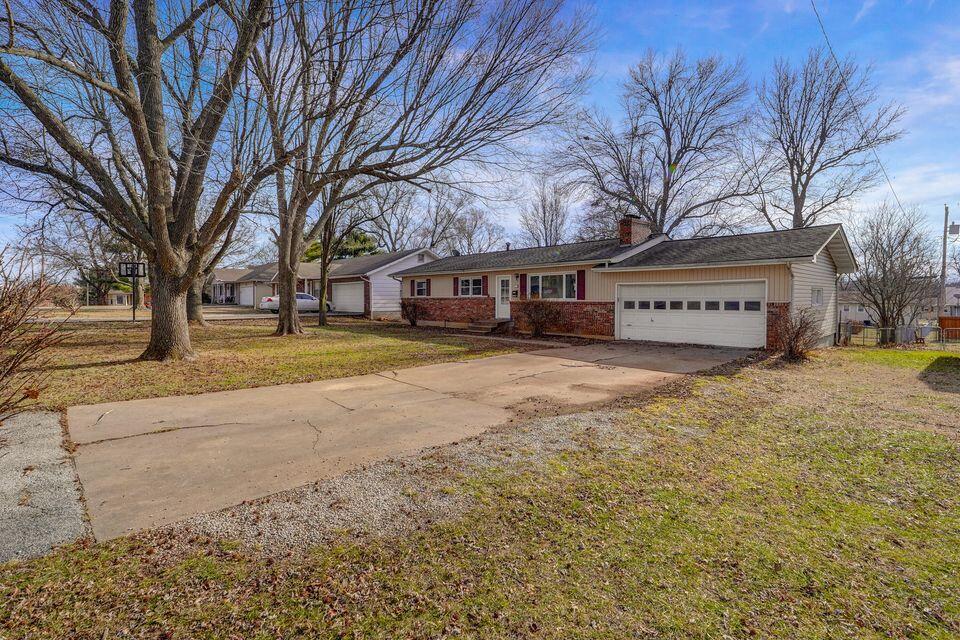 3138 West Crestview Street Property Photo 1