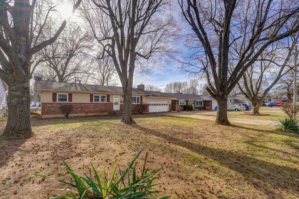 3138 West Crestview Street Property Photo 3