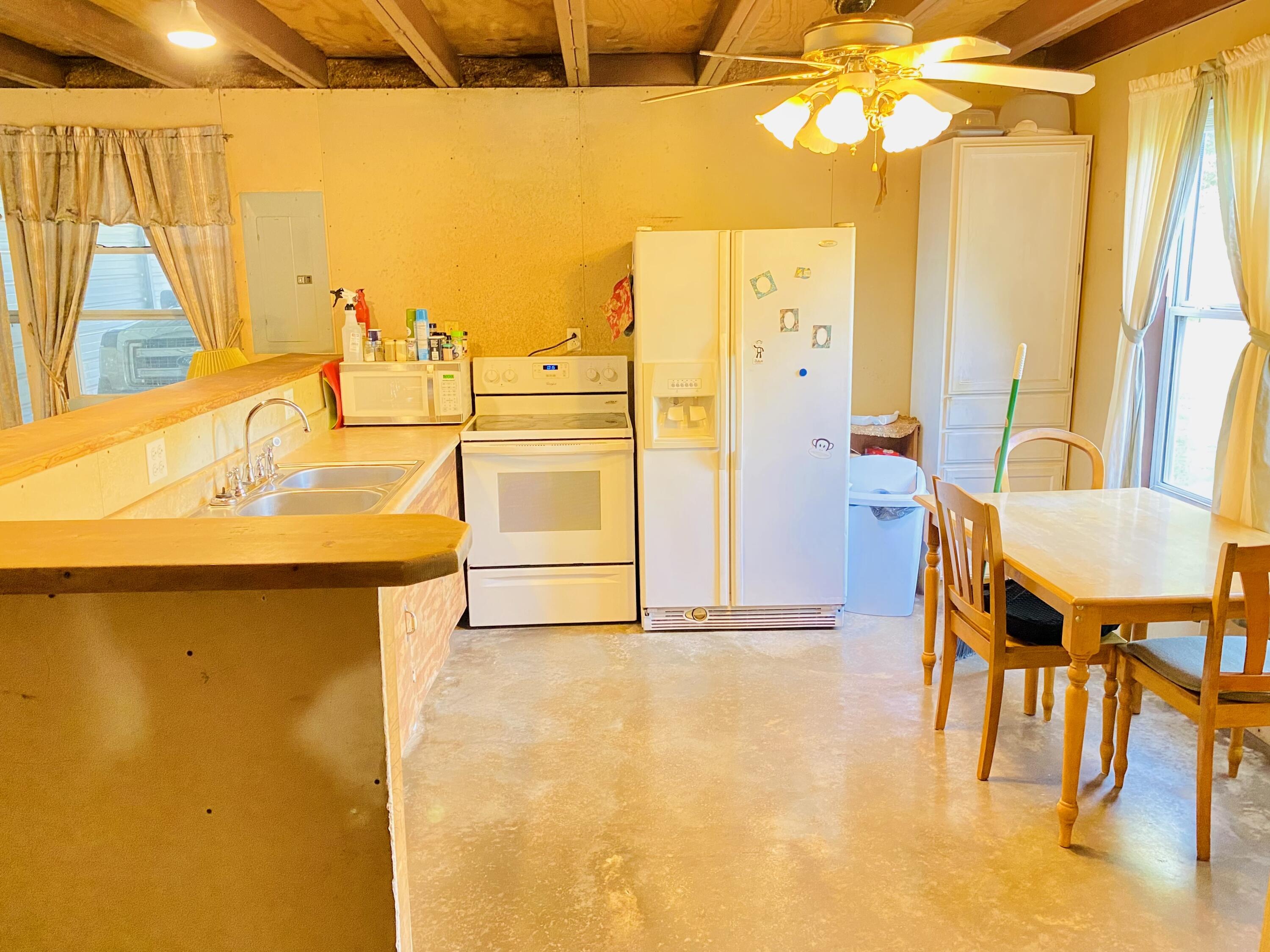 3706 Private Road 2217 Property Photo 19