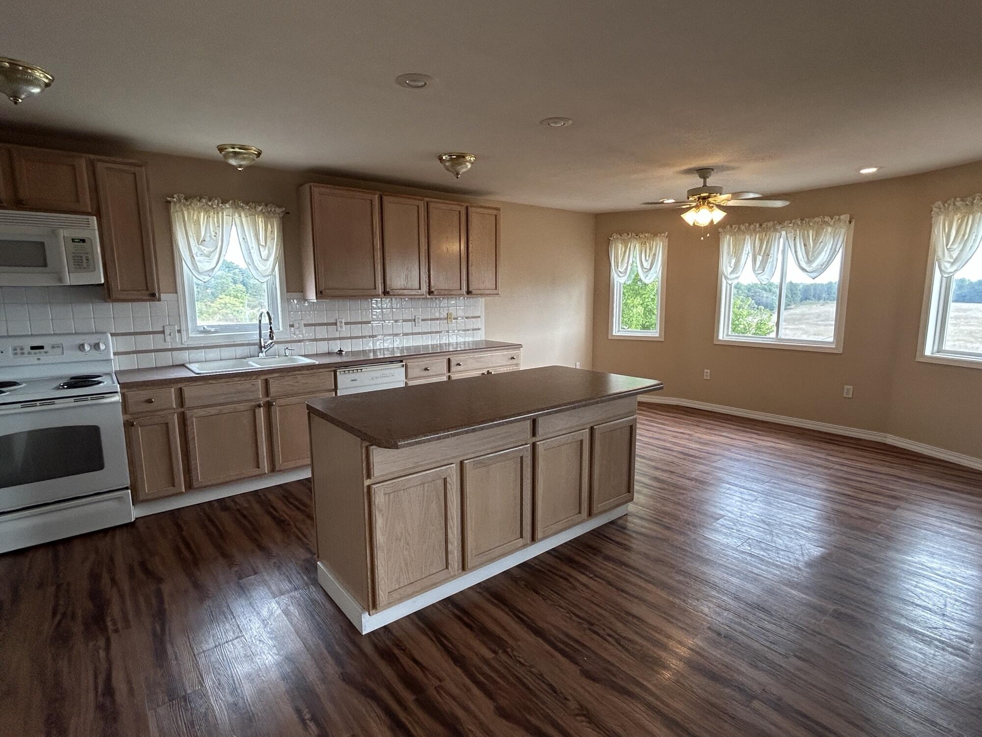 22017 East State Highway 76 Property Photo 18