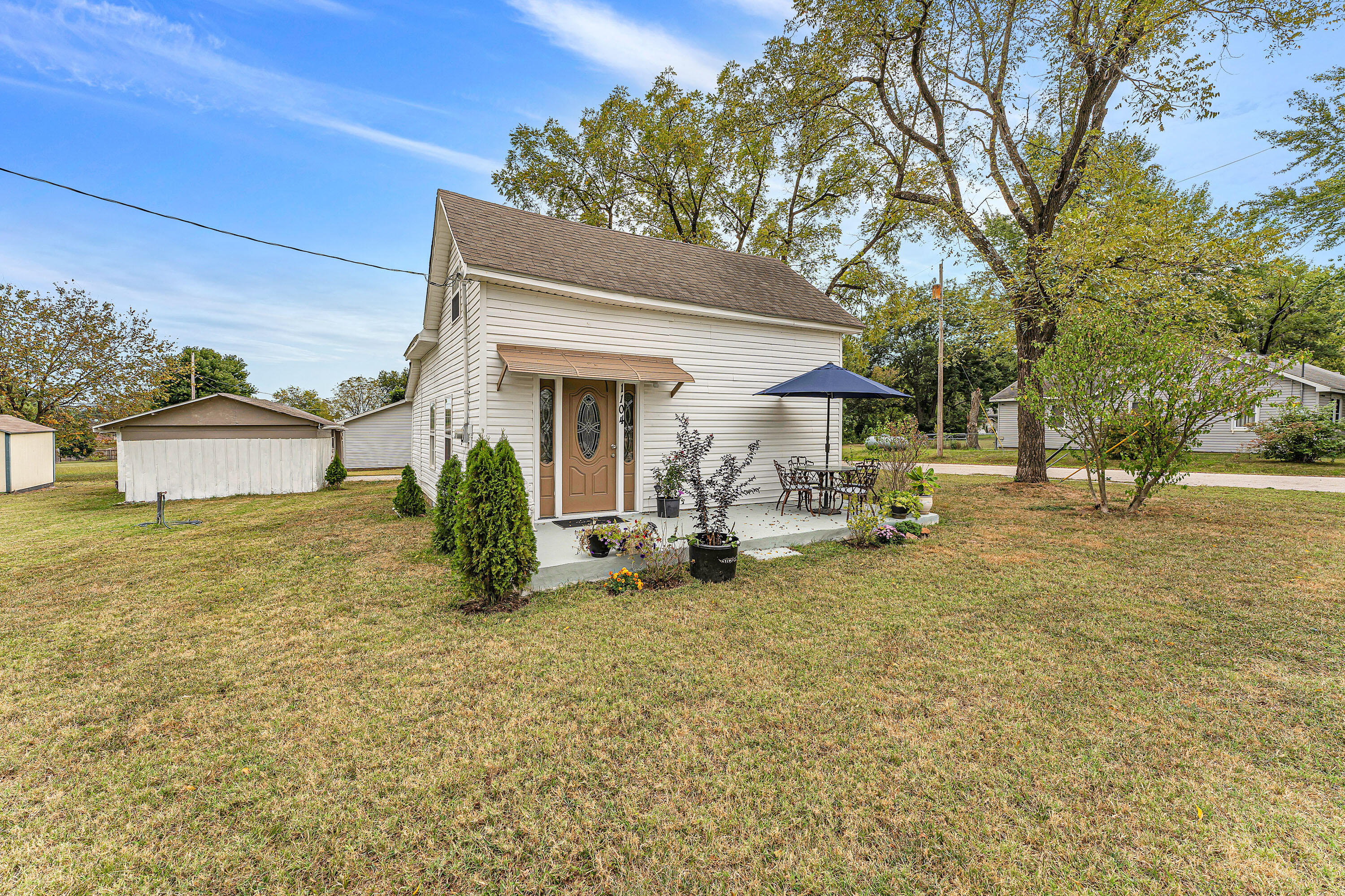 1104 North Oak Property Photo 1
