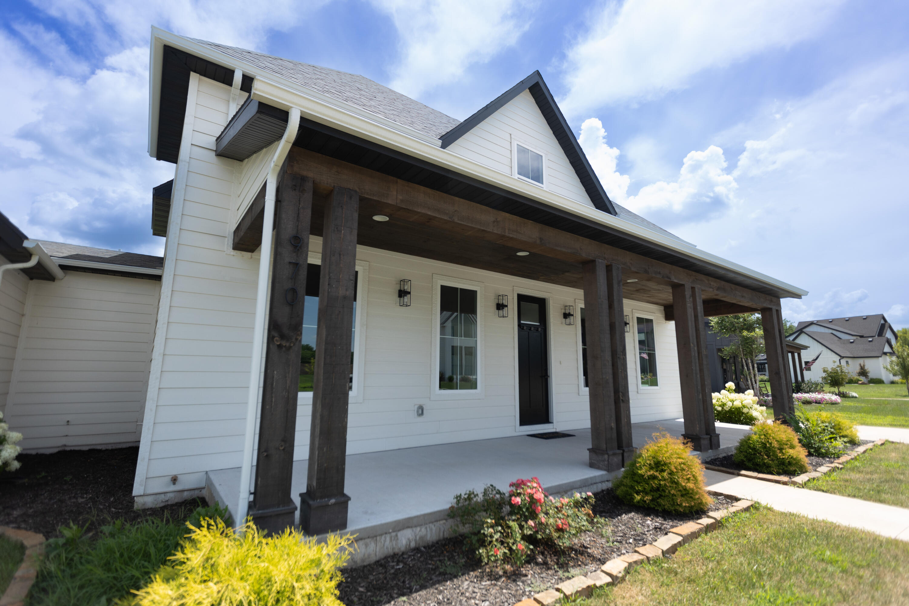 970 East Valley Trail Drive Property Photo 3