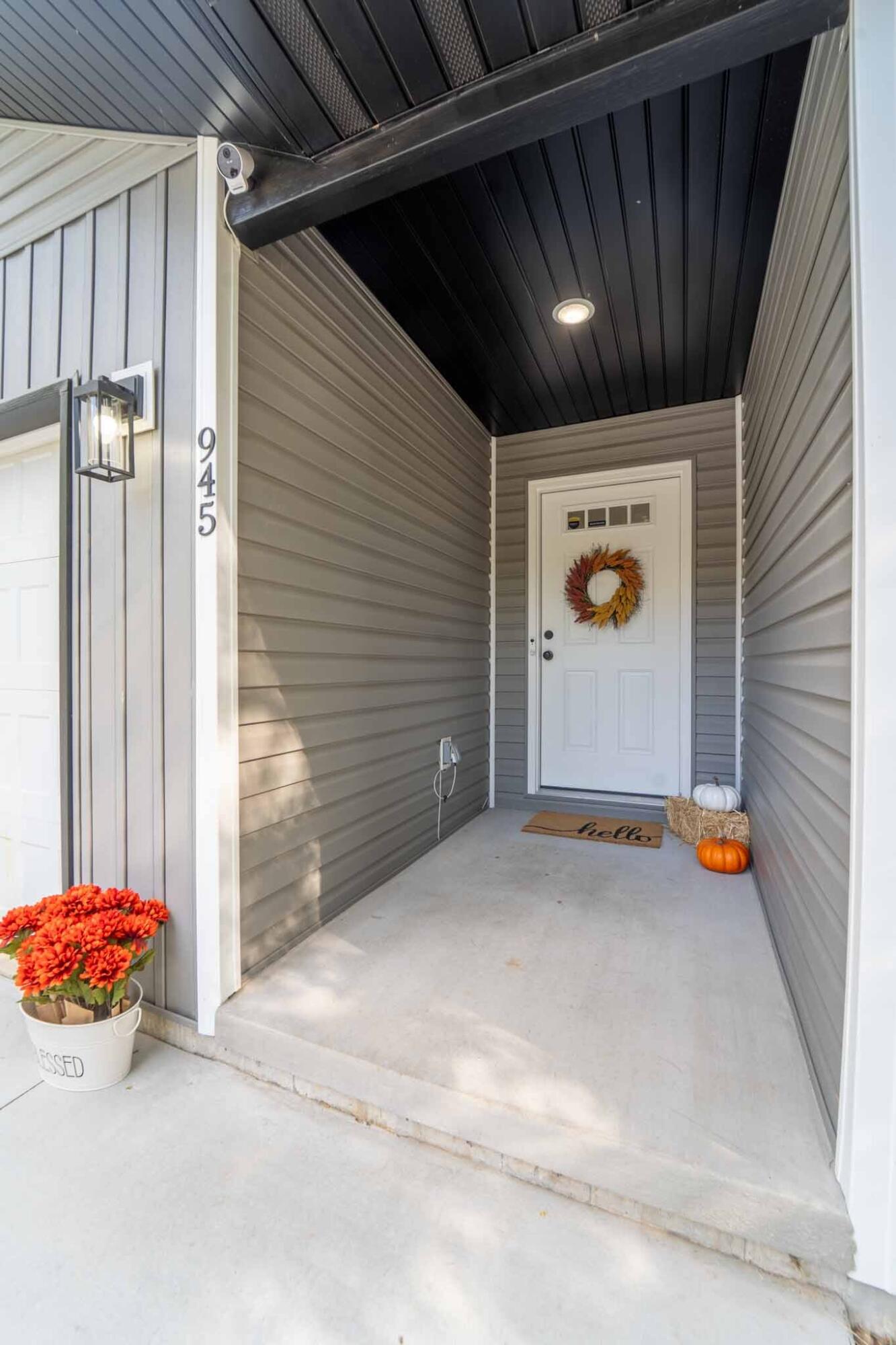 945 West Linwood Street Property Photo 3