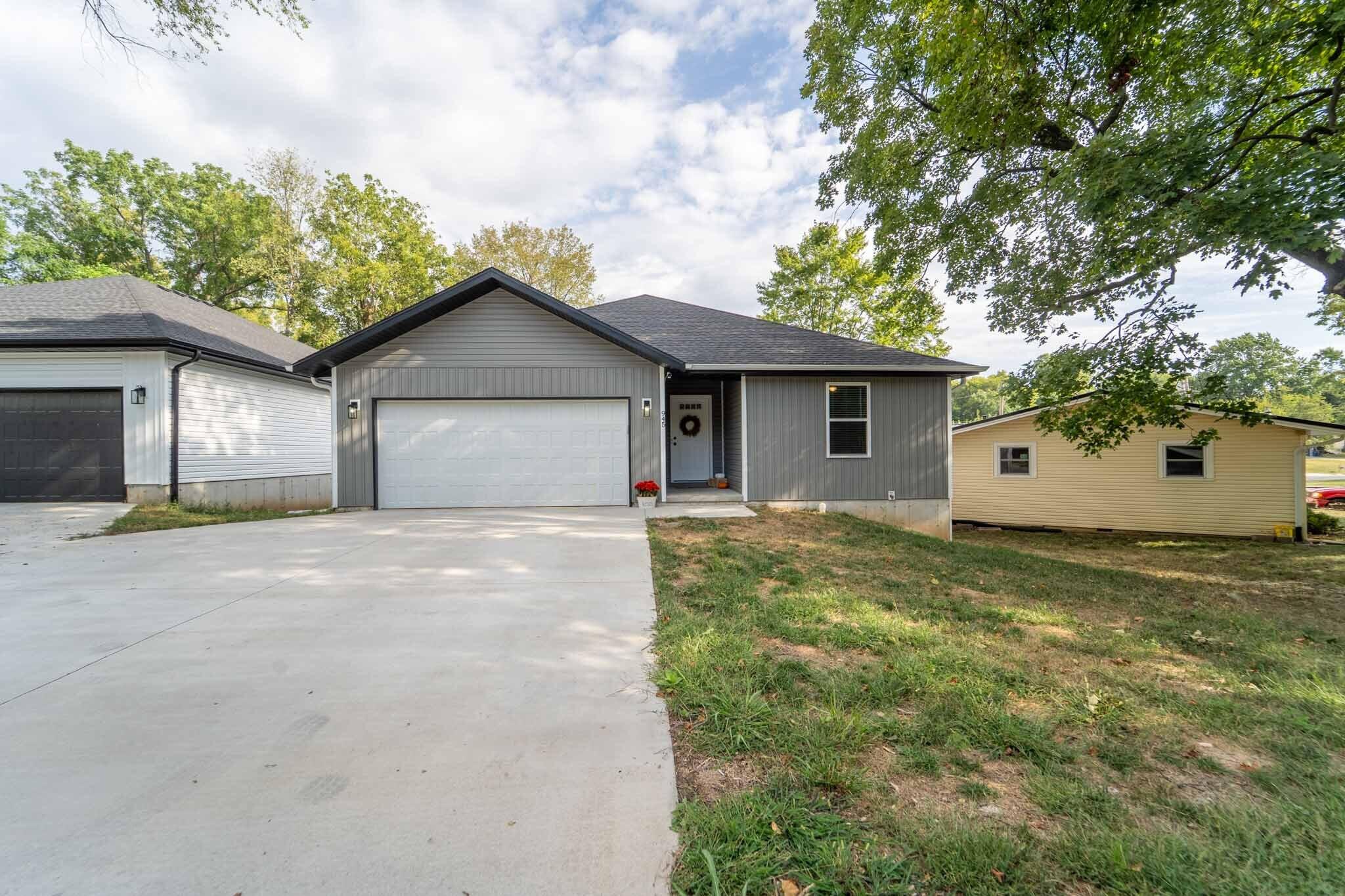 945 West Linwood Street Property Photo 4