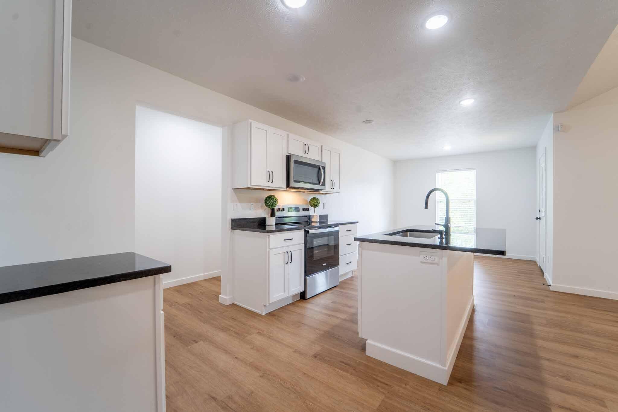 945 West Linwood Street Property Photo 5