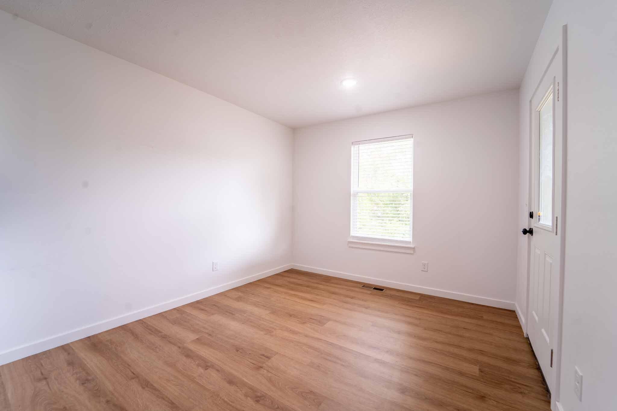 945 West Linwood Street Property Photo 6