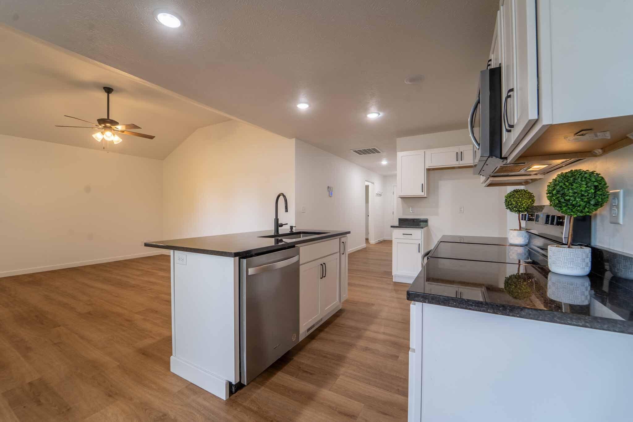 945 West Linwood Street Property Photo 7