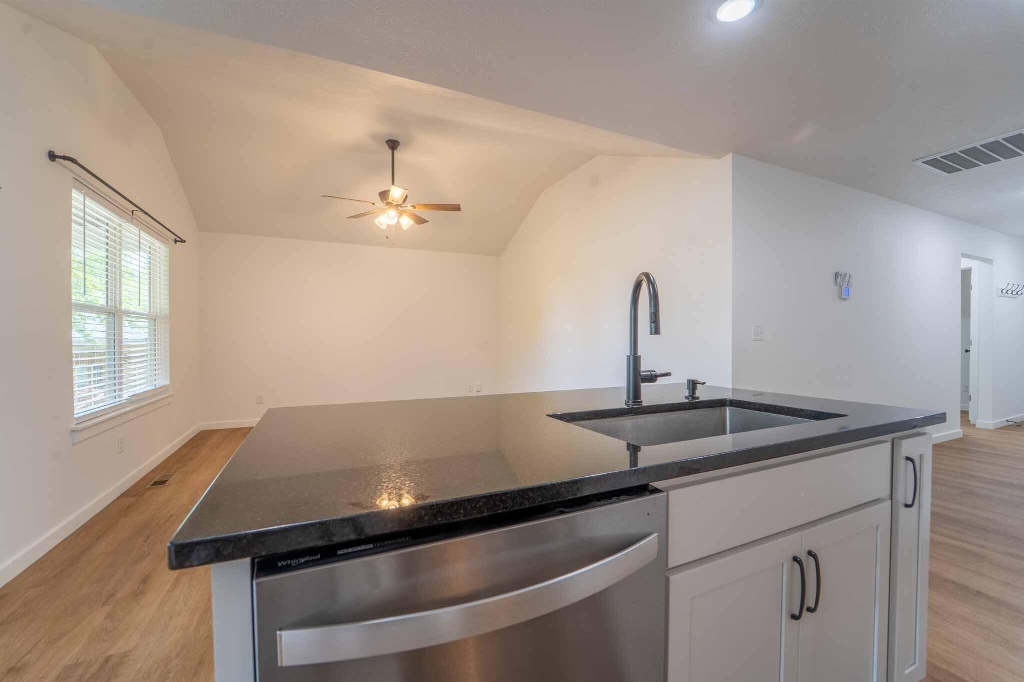 945 West Linwood Street Property Photo 8