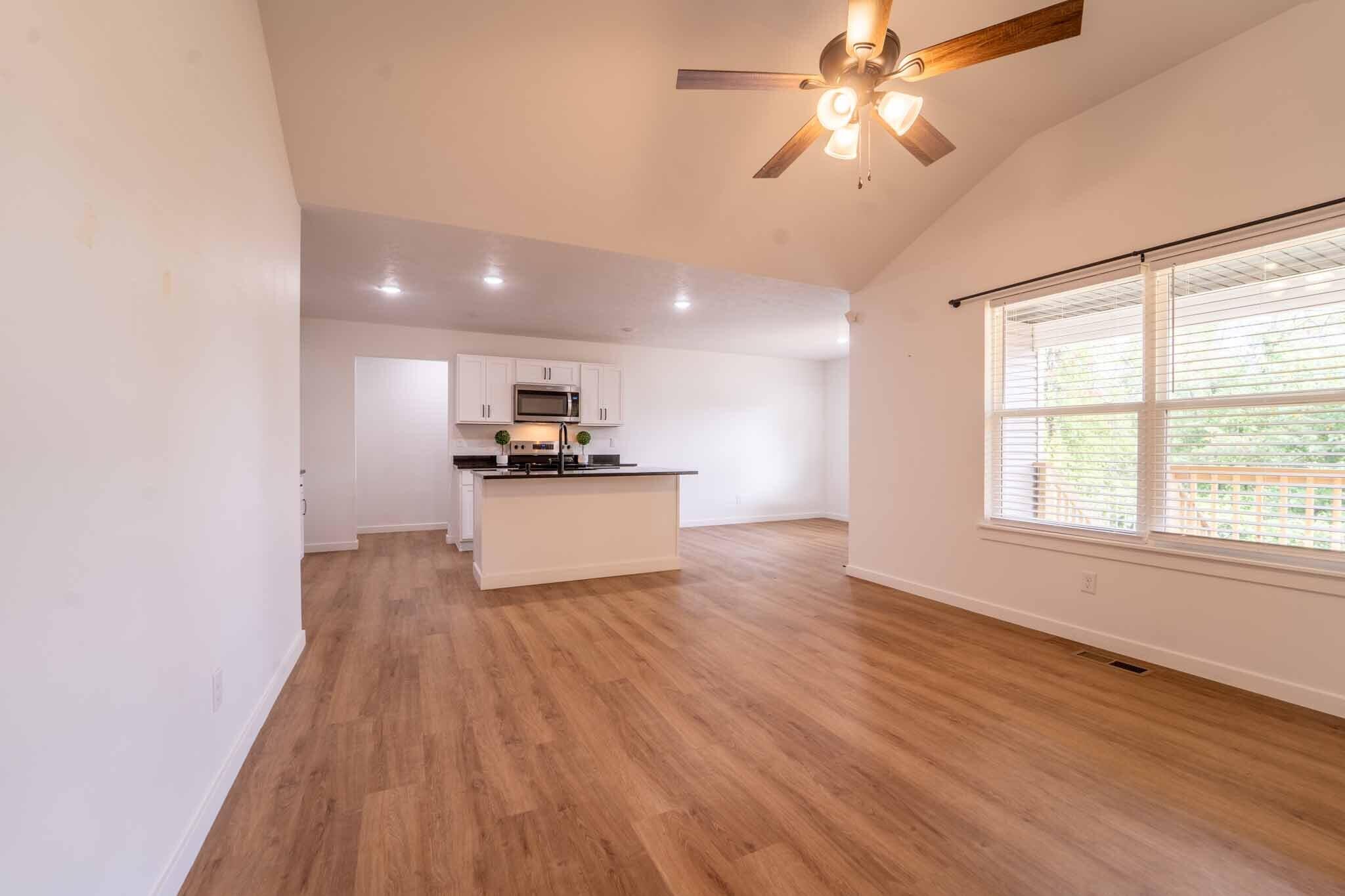 945 West Linwood Street Property Photo 9