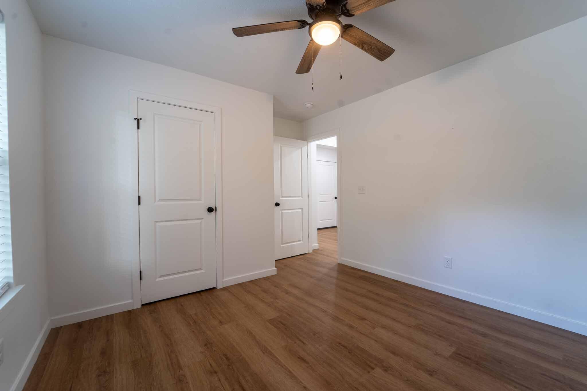 945 West Linwood Street Property Photo 11