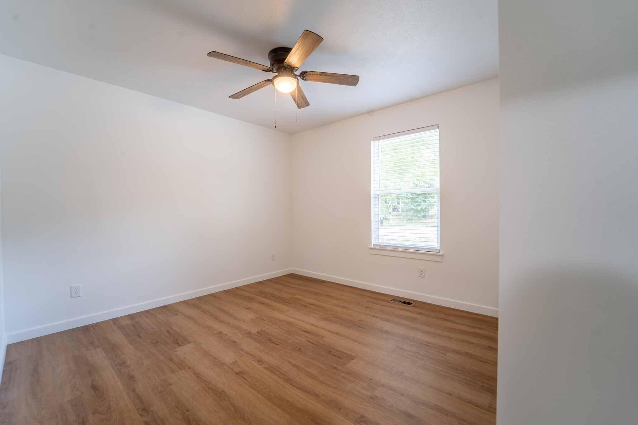 945 West Linwood Street Property Photo 13