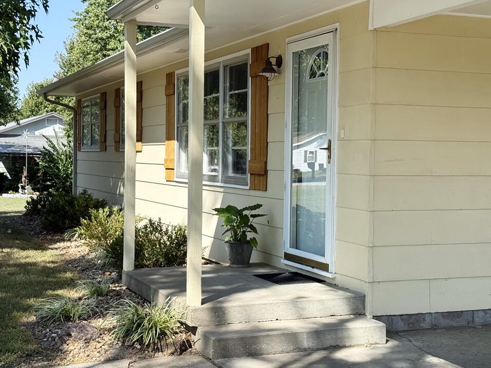 705 Sunset Drive Property Photo 2