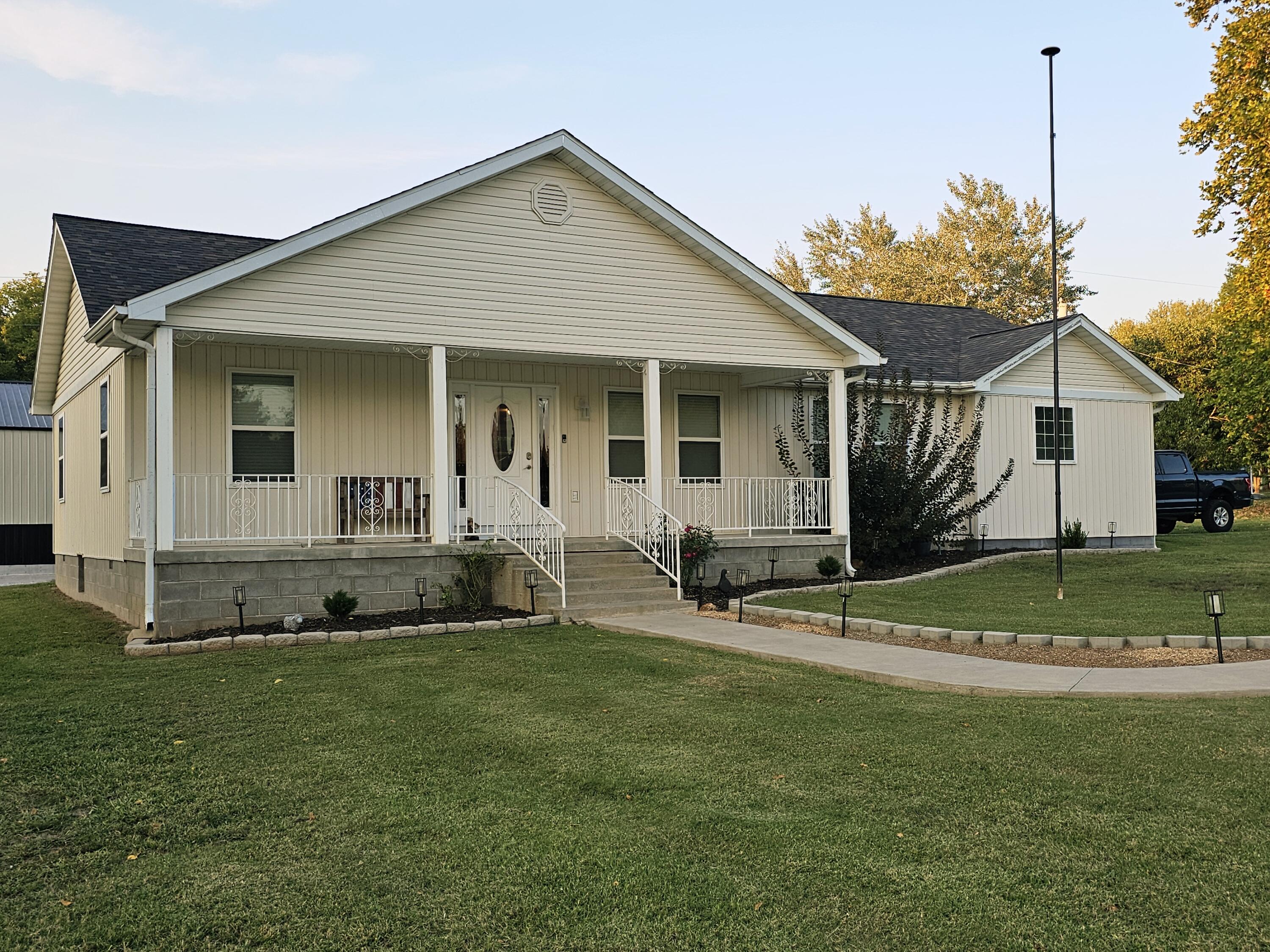 210 East 6th Street Property Photo 1