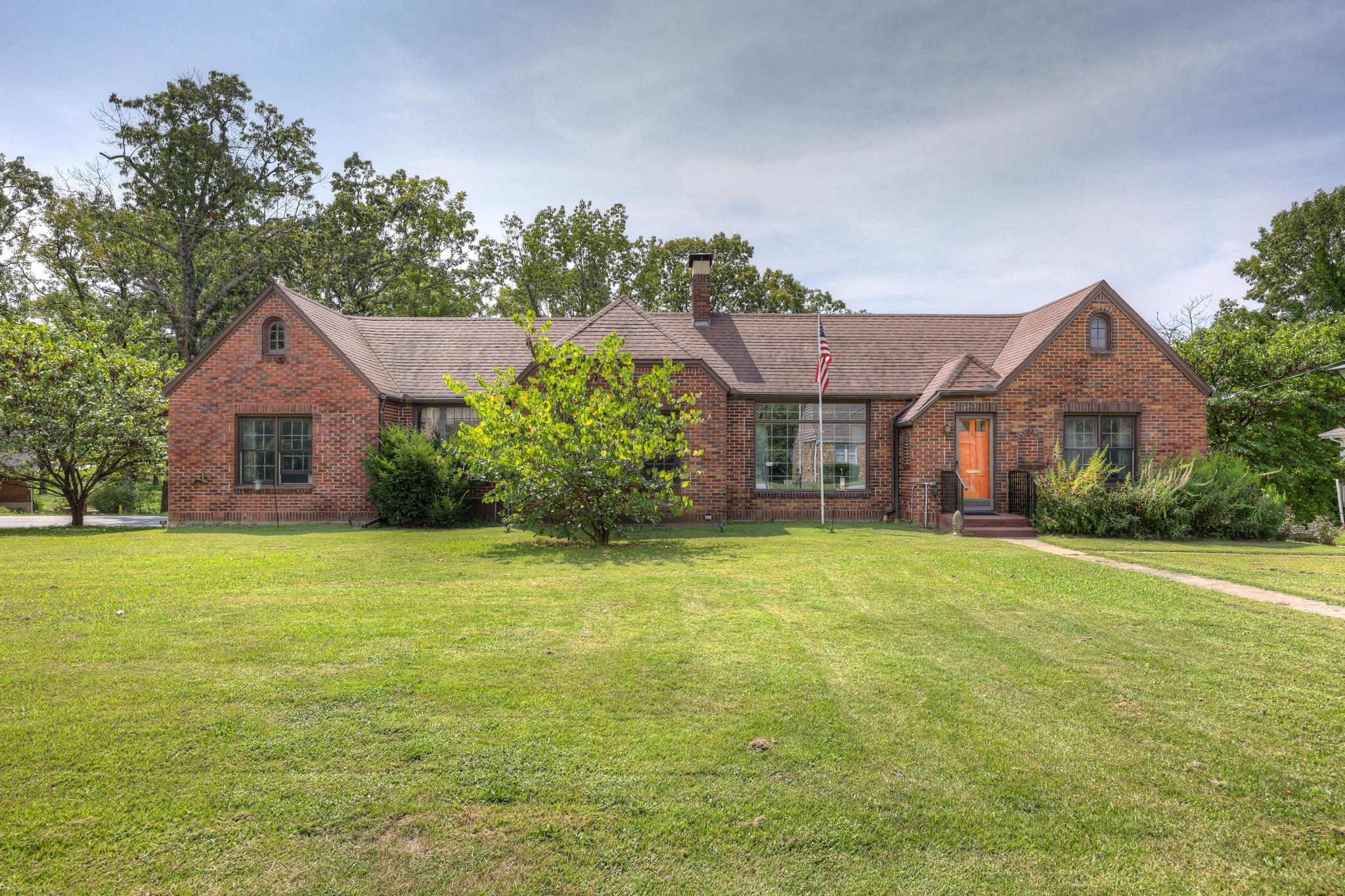 748 Oak Ridge Drive Property Photo 1