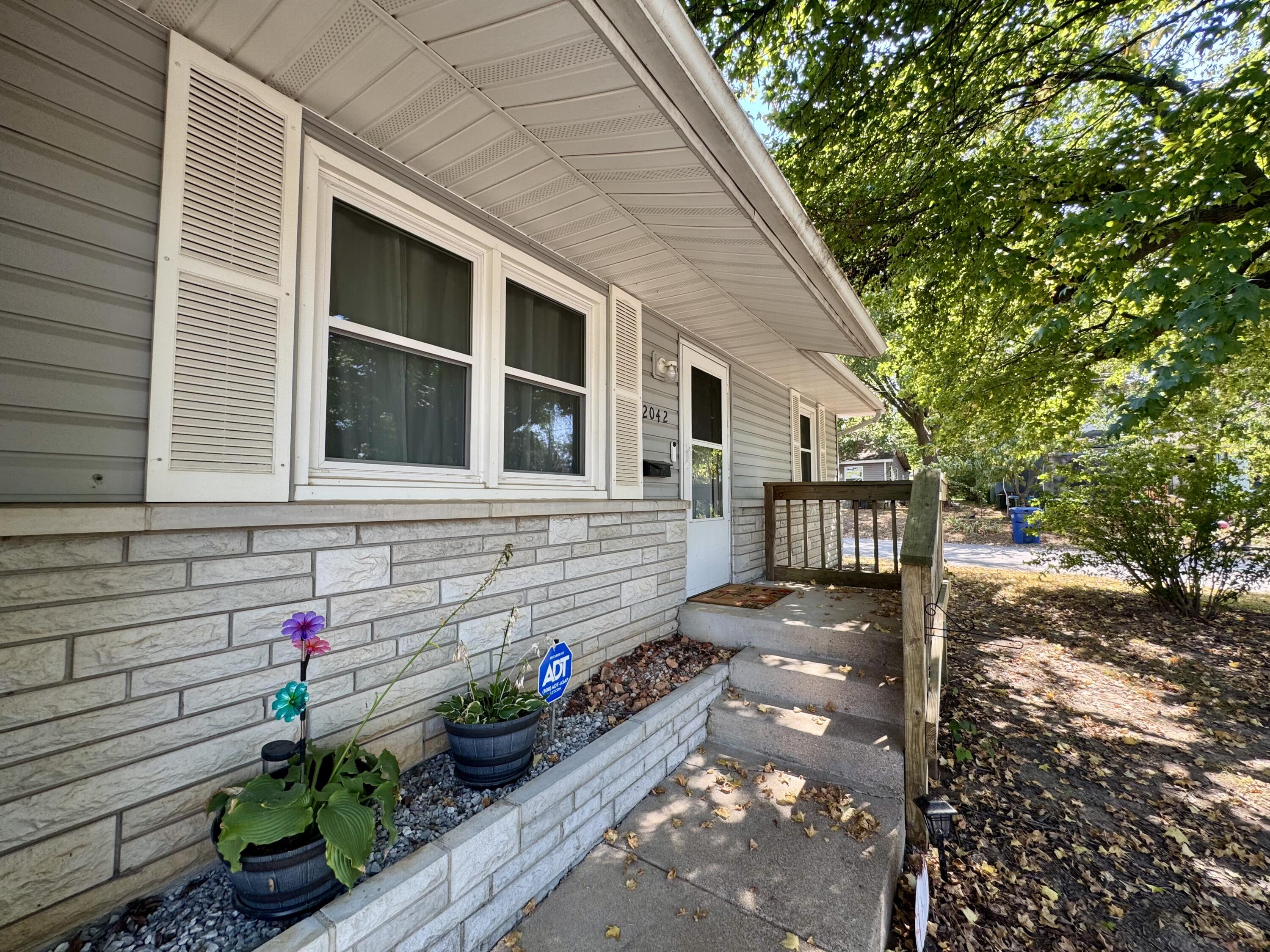 2042 North Marion Avenue Property Photo 2