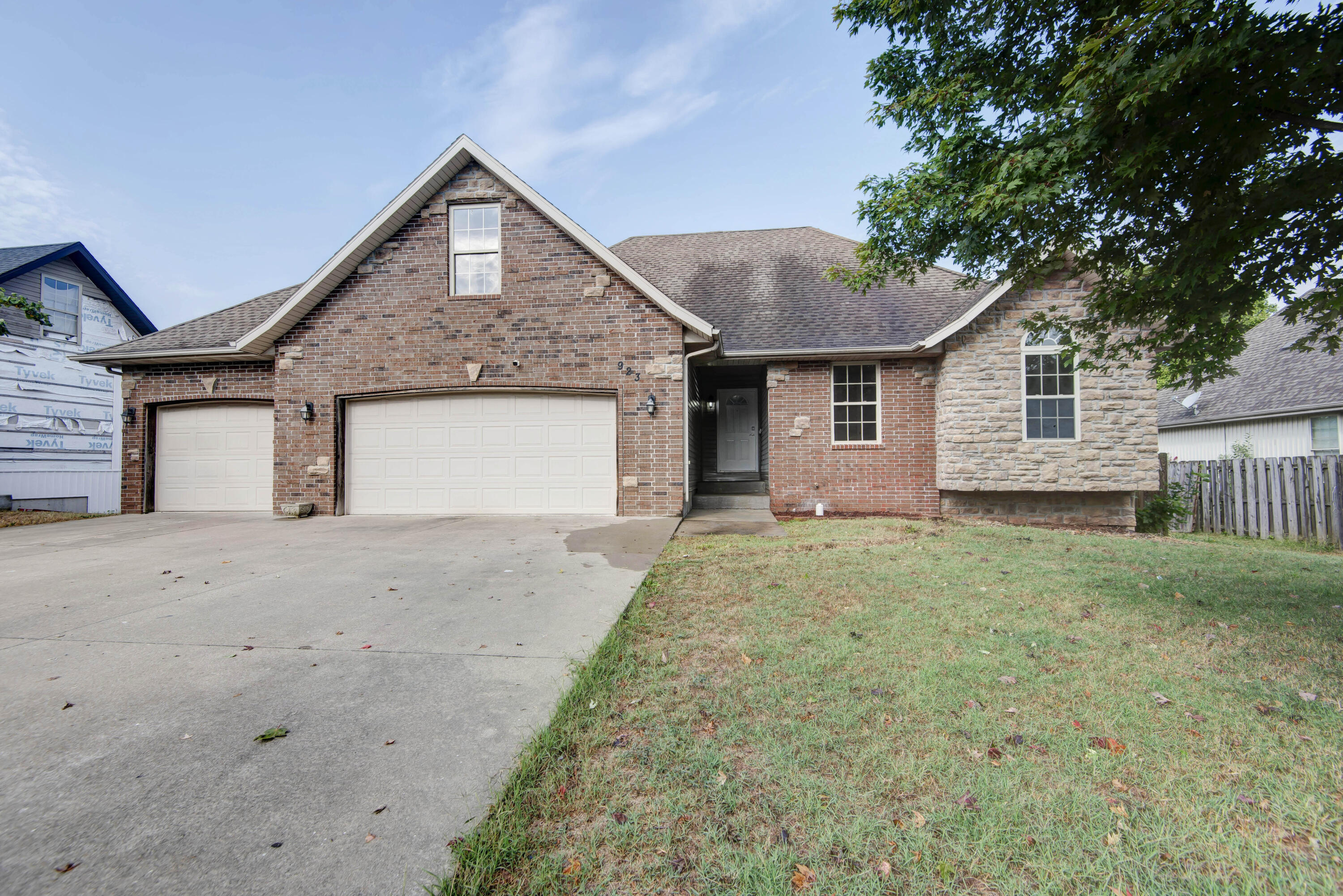 923 North Travis Avenue Property Photo 1