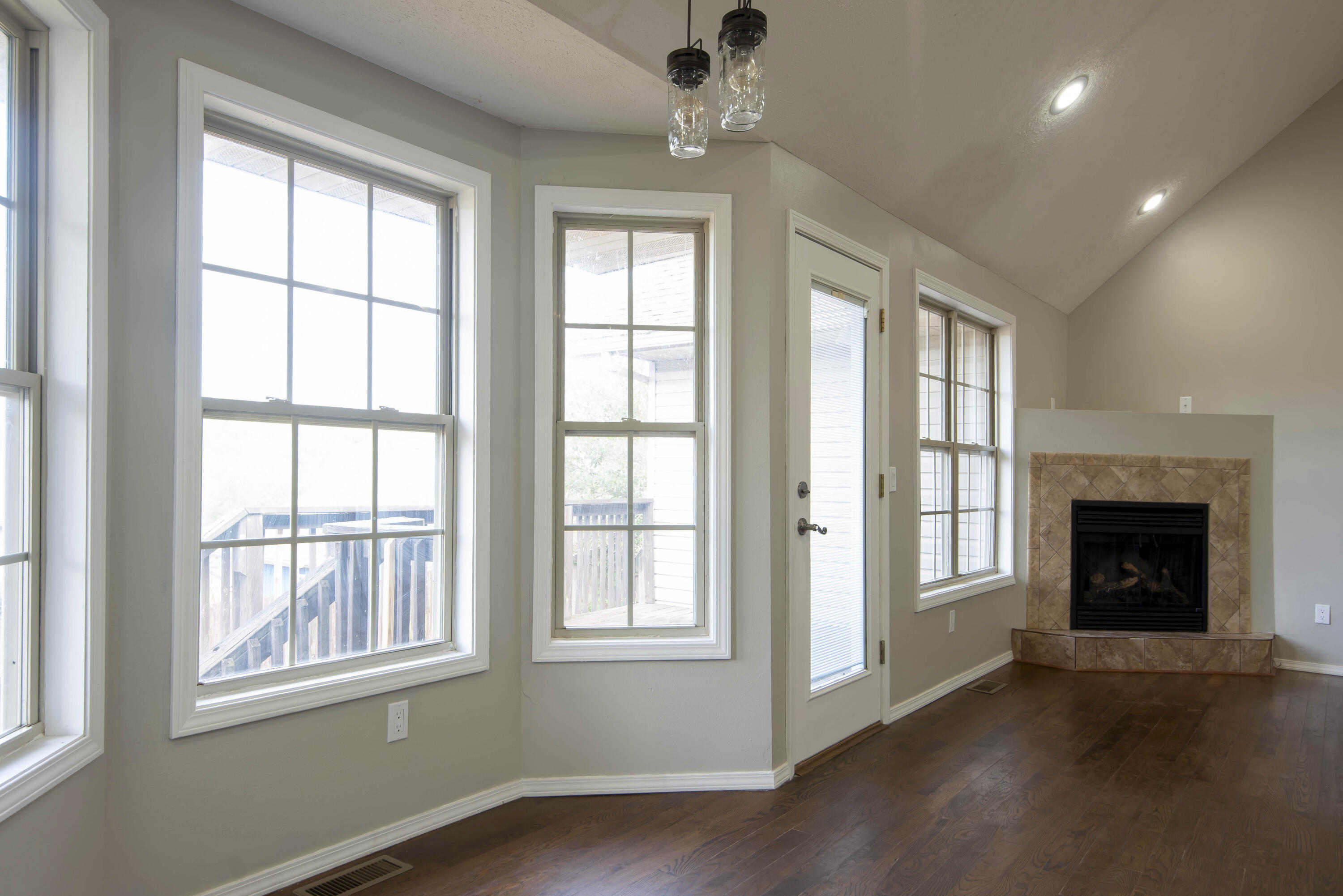 923 North Travis Avenue Property Photo 4