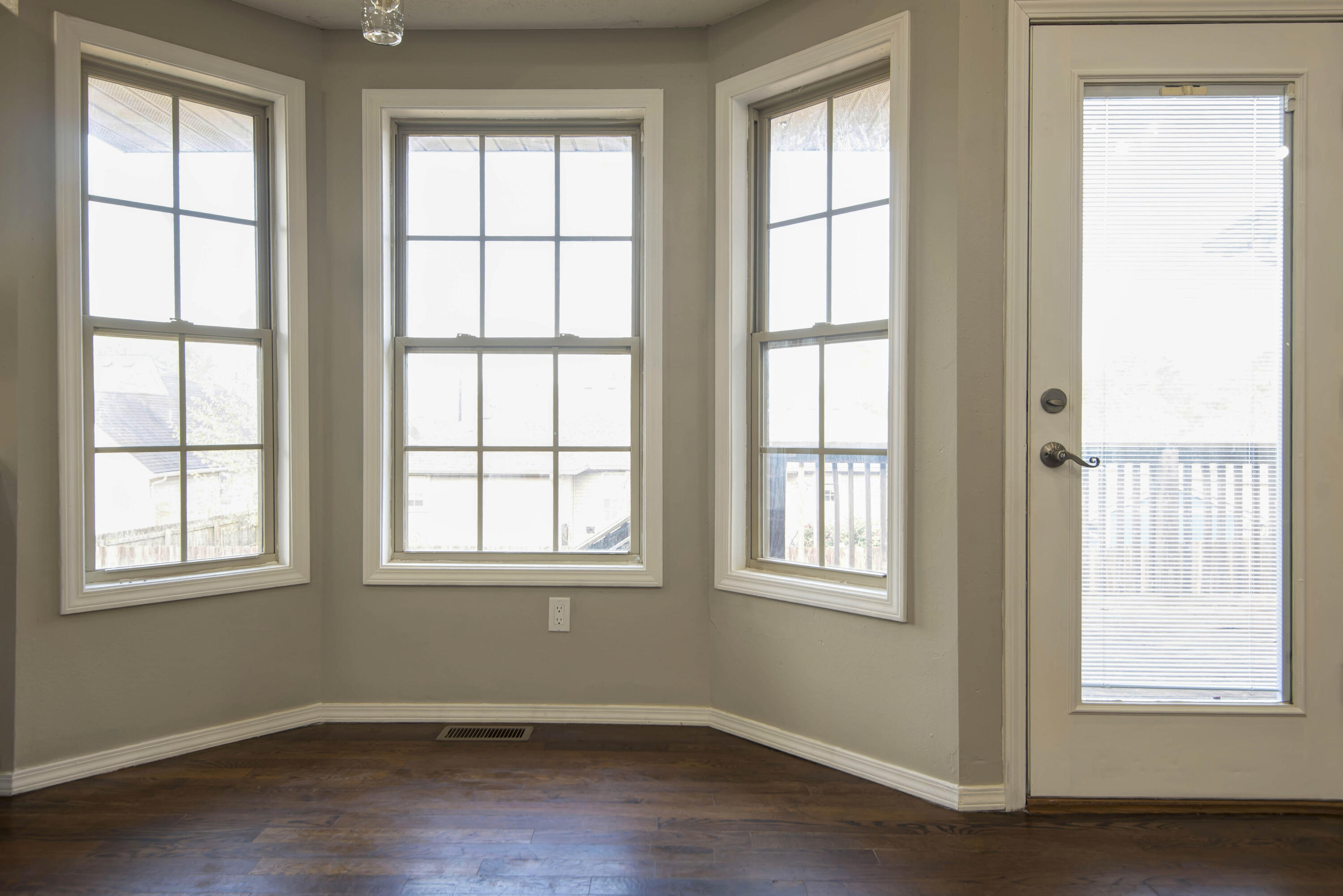 923 North Travis Avenue Property Photo 5